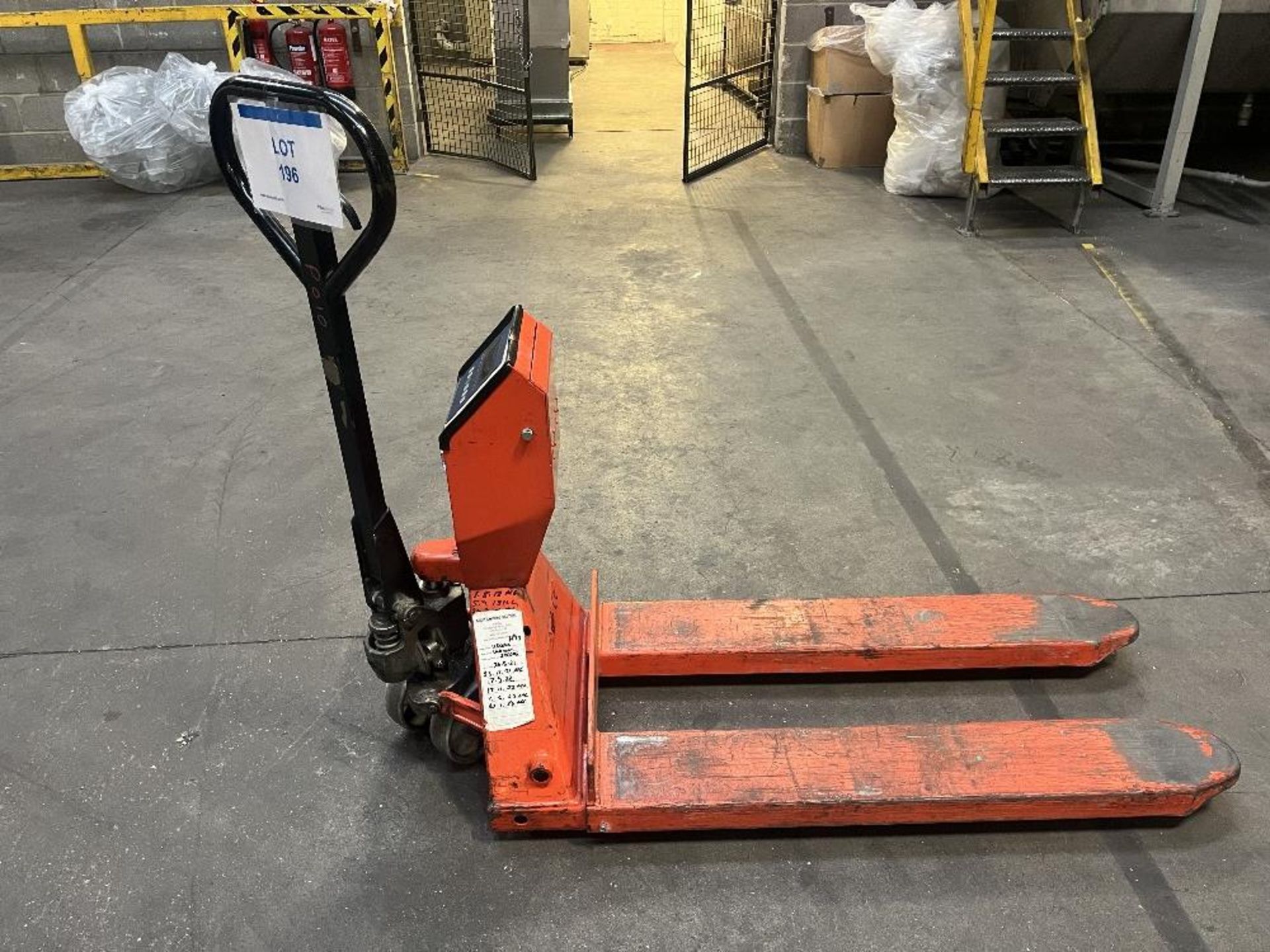Hydraulic pallet truck with digital weigh read-out