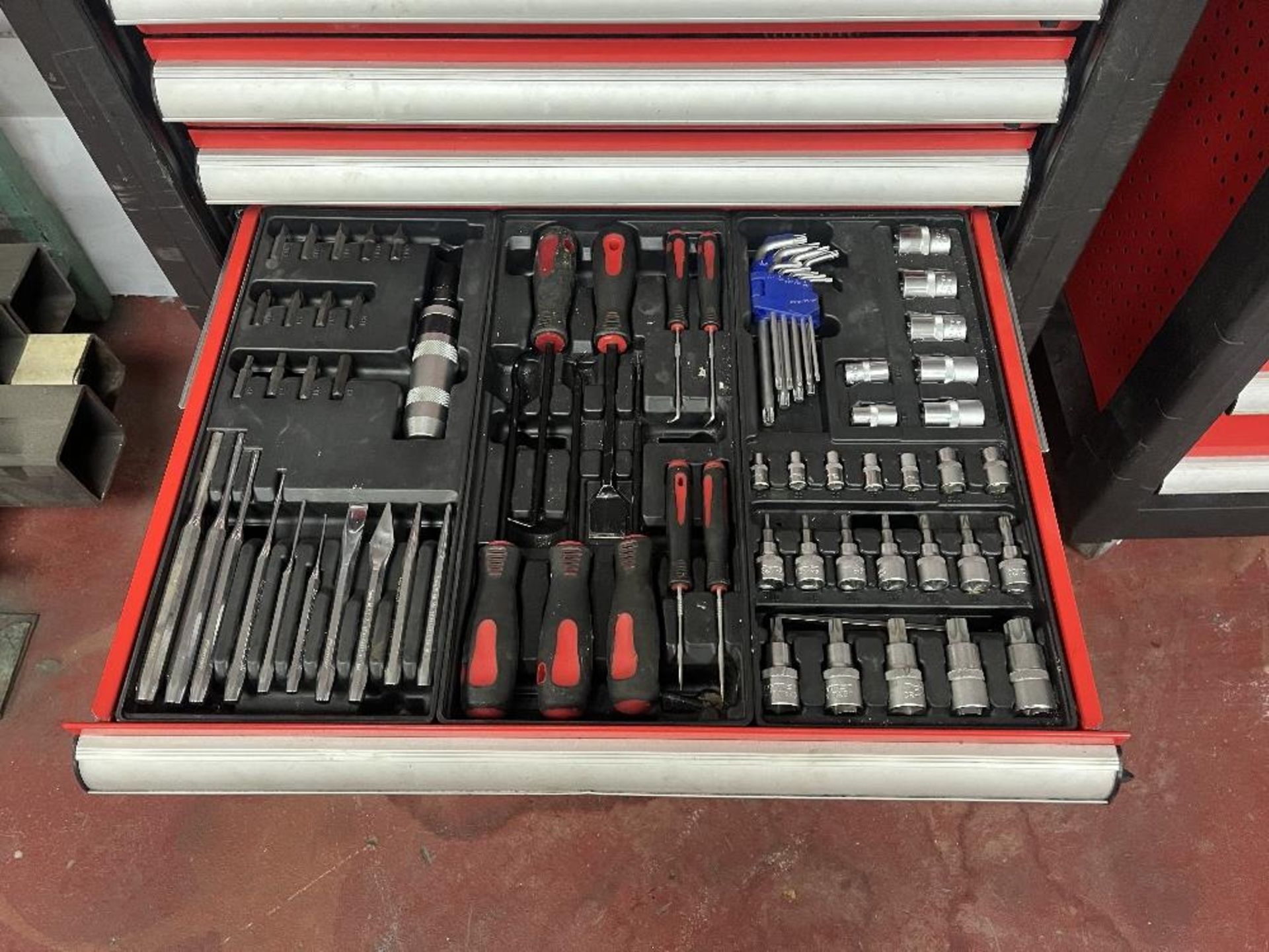 Mobile eight drawer tool cabinet with contents - Bild 9 aus 11