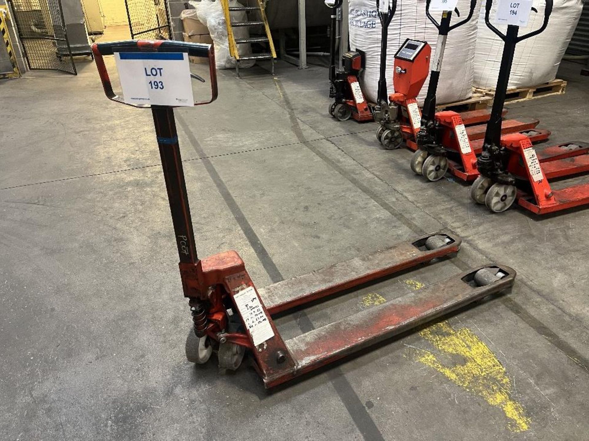 Hydraulic 2T Pallet truck - Image 3 of 3