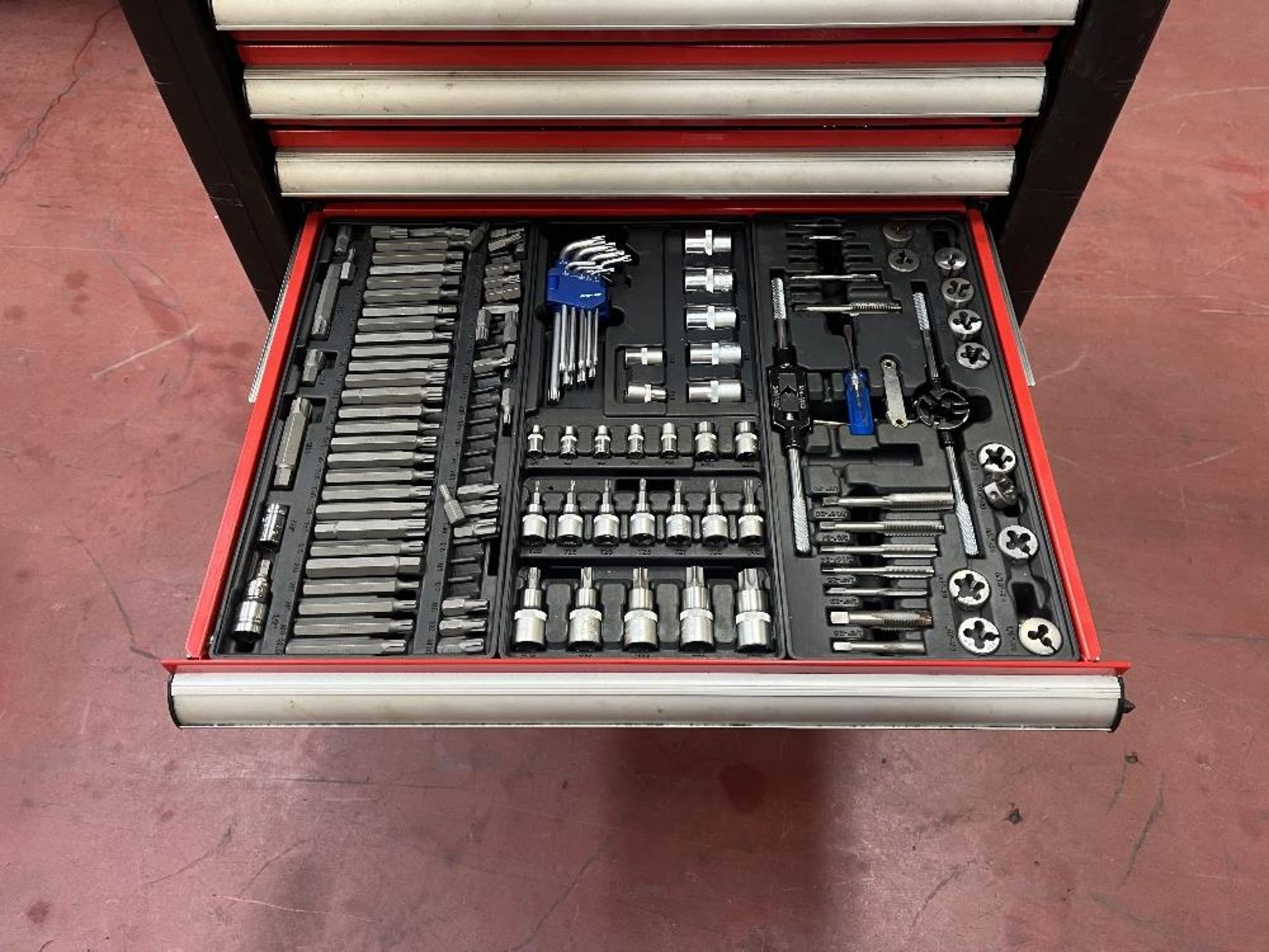 Mobile 8 drawer tool cabinets with contents - Image 10 of 12