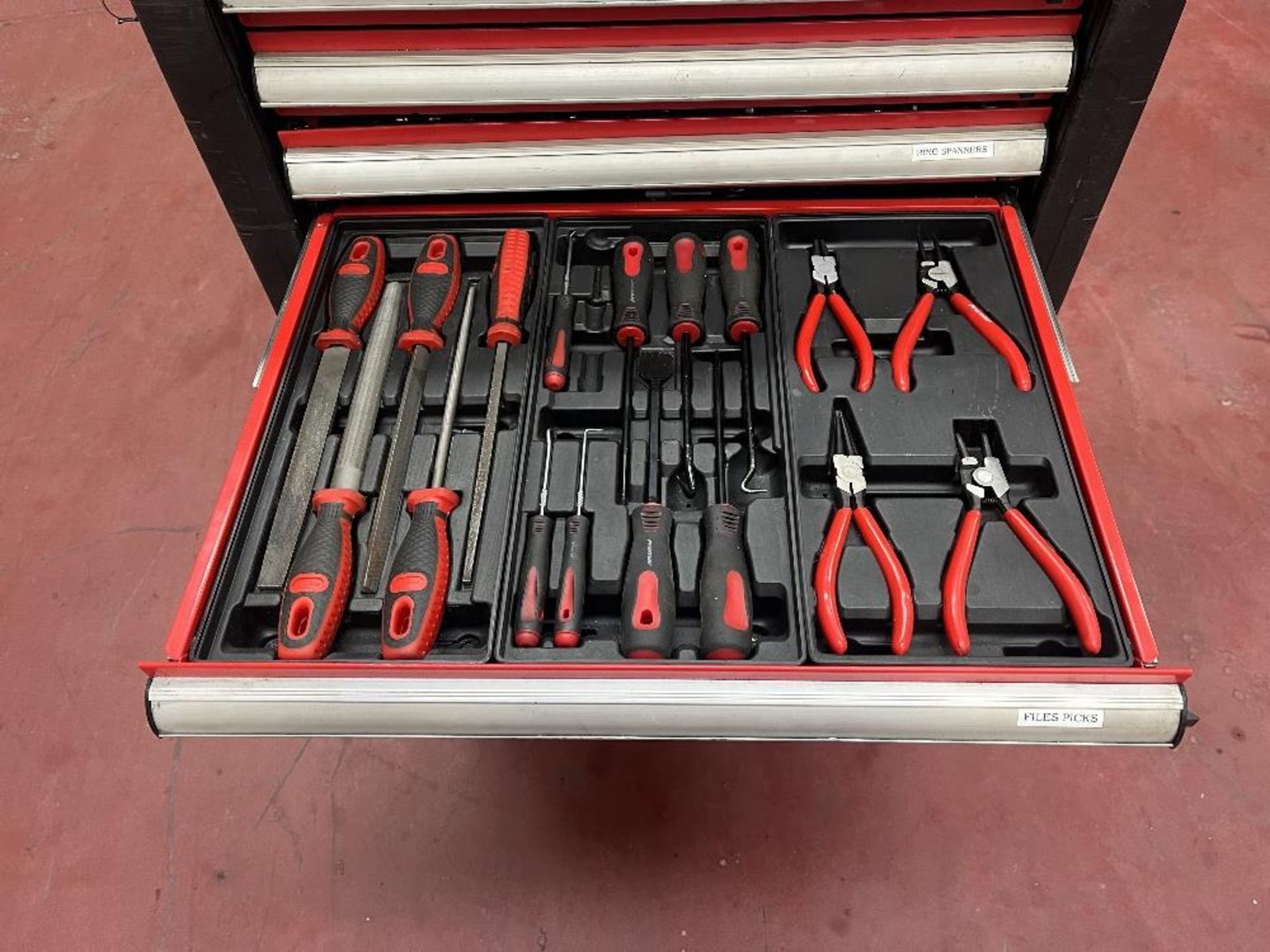 Mobile 8 drawer tool cabinets with contents and fitted vice - Bild 8 aus 12