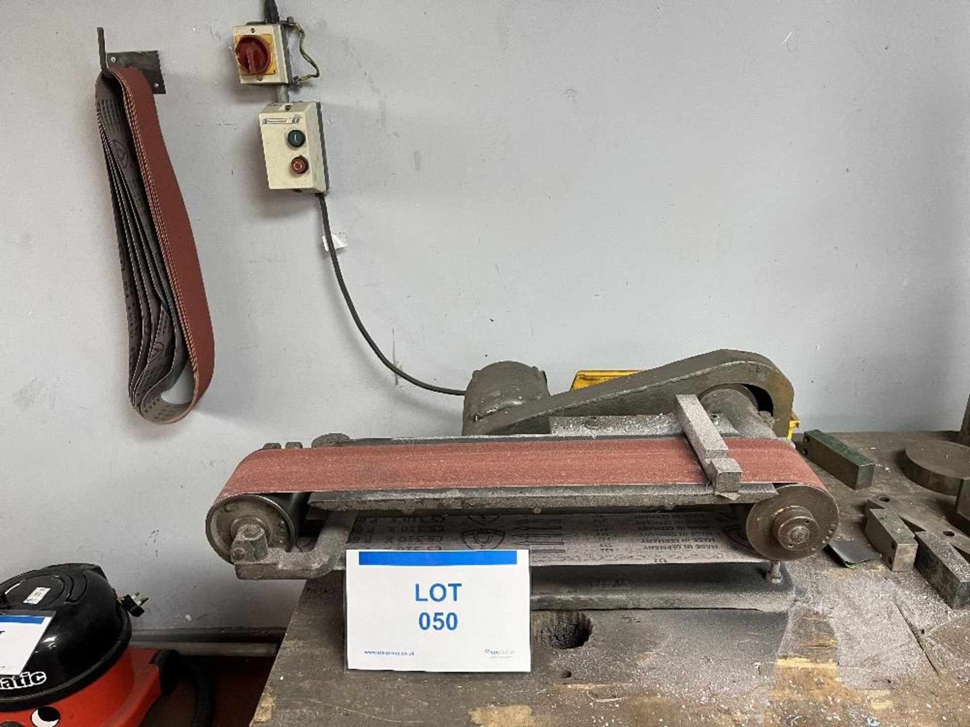 Horizontal bench top belt sander