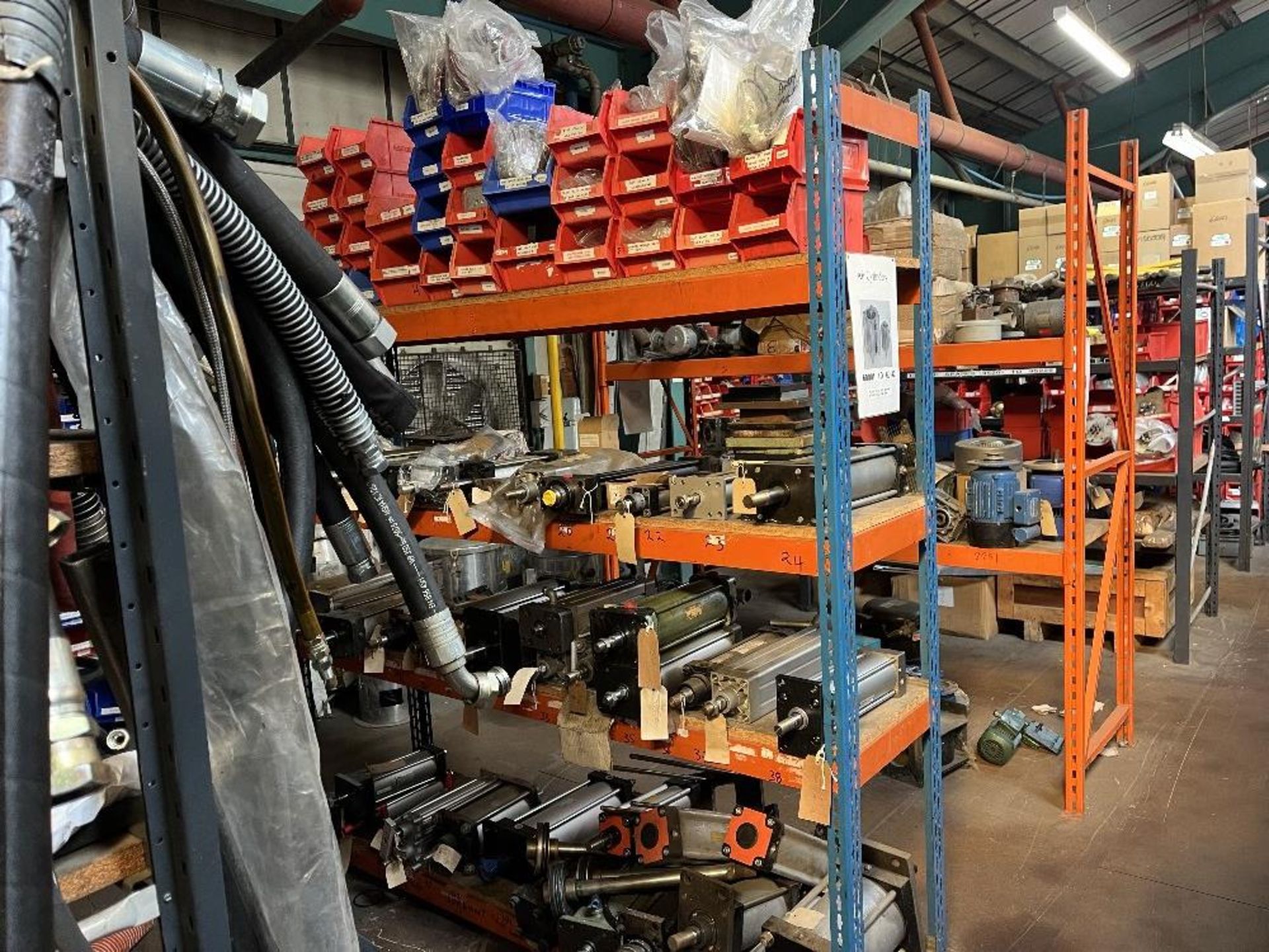 Contents of mezzanine floor containing large range of machine spare parts and consumables - Bild 24 aus 47