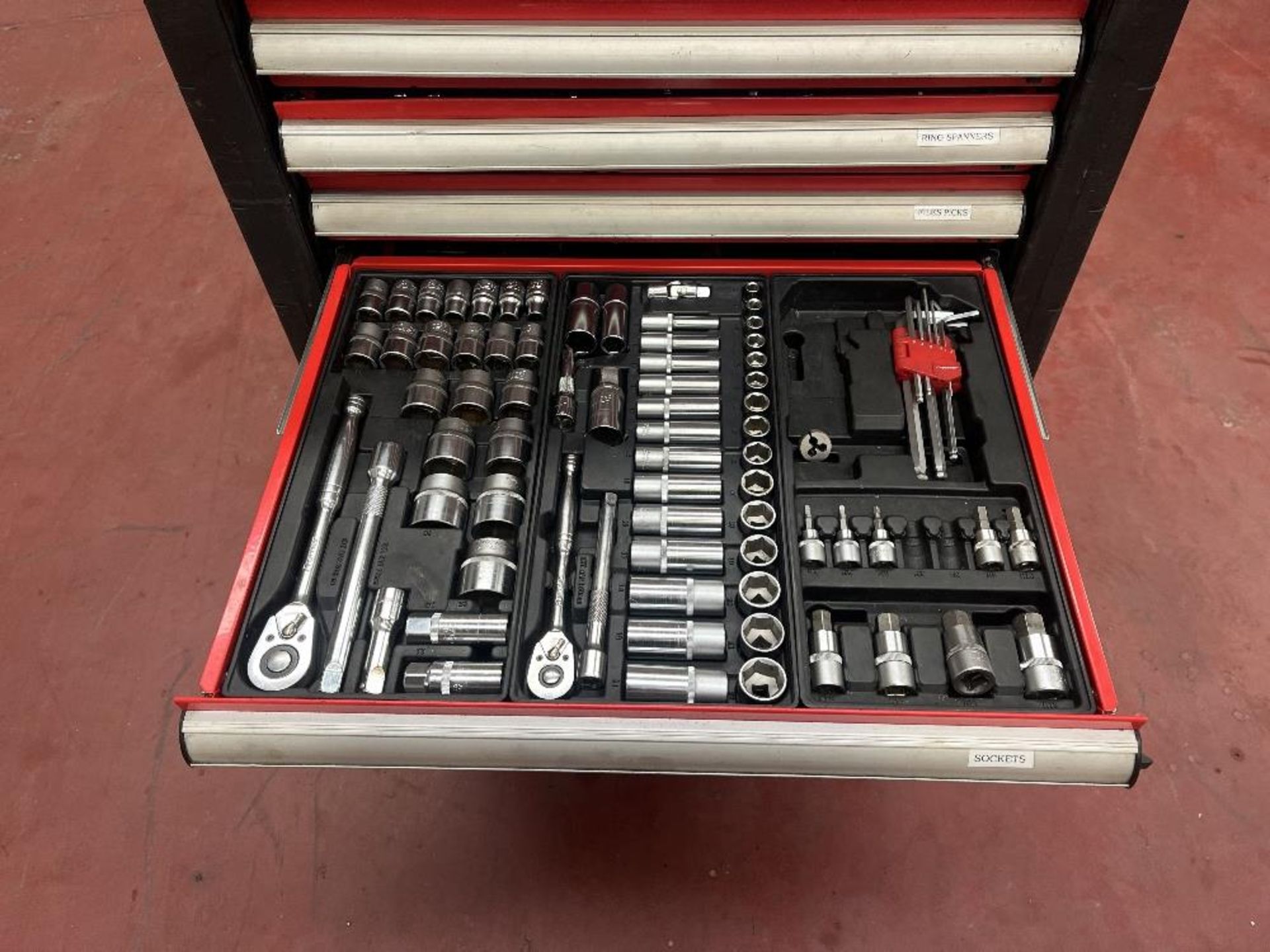 Mobile 8 drawer tool cabinets with contents and fitted vice - Image 9 of 12