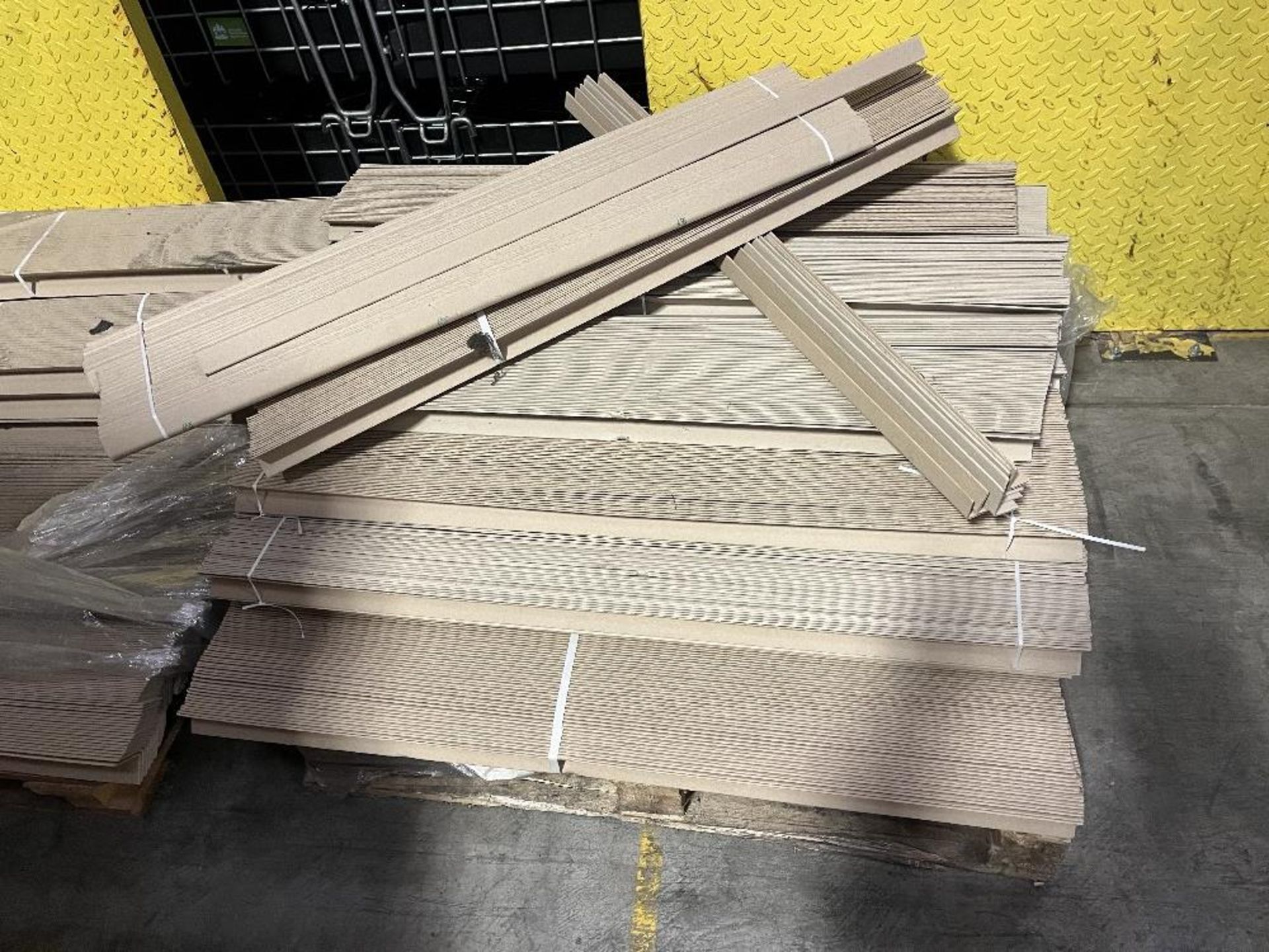 (7) Part pallets of edge guard cardboard corner protectors - Bild 3 aus 7