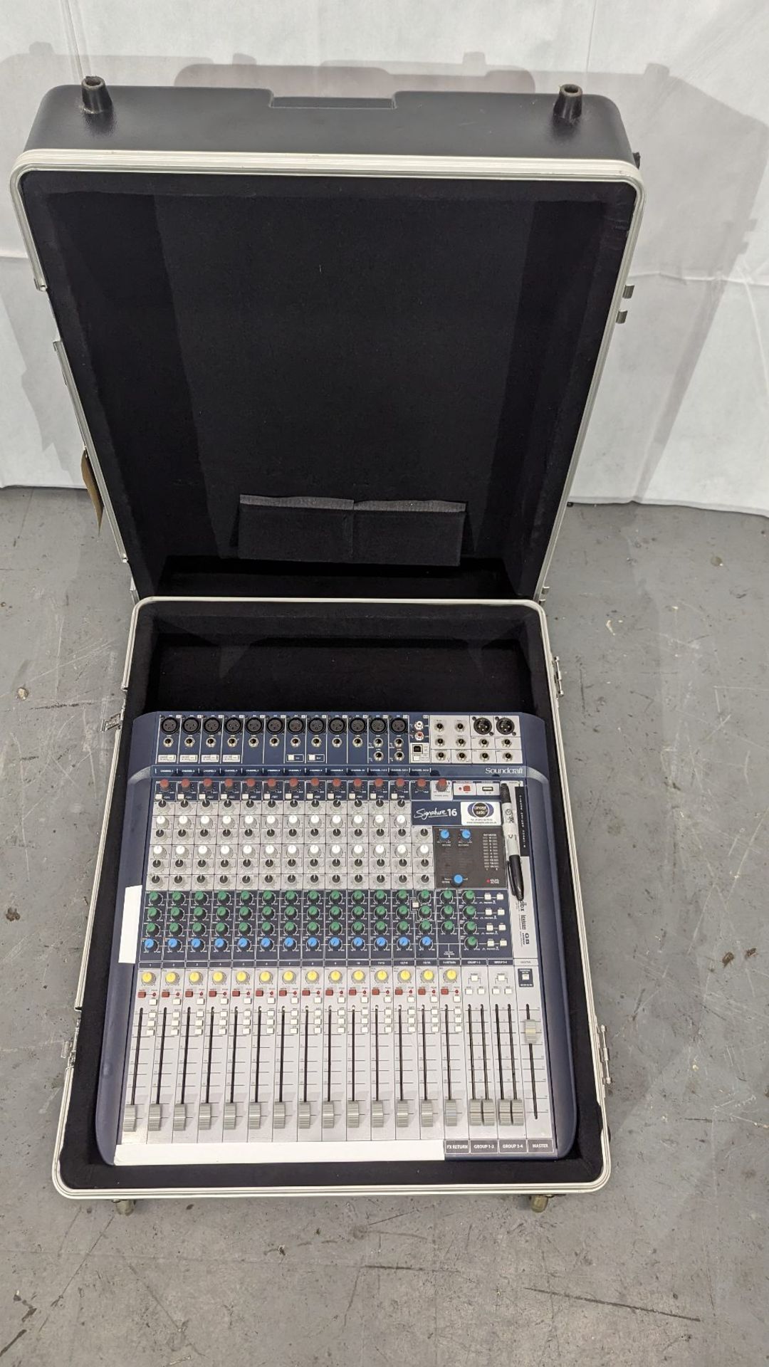 Soundcraft Signature 16 Analogue Mixing Desk Console