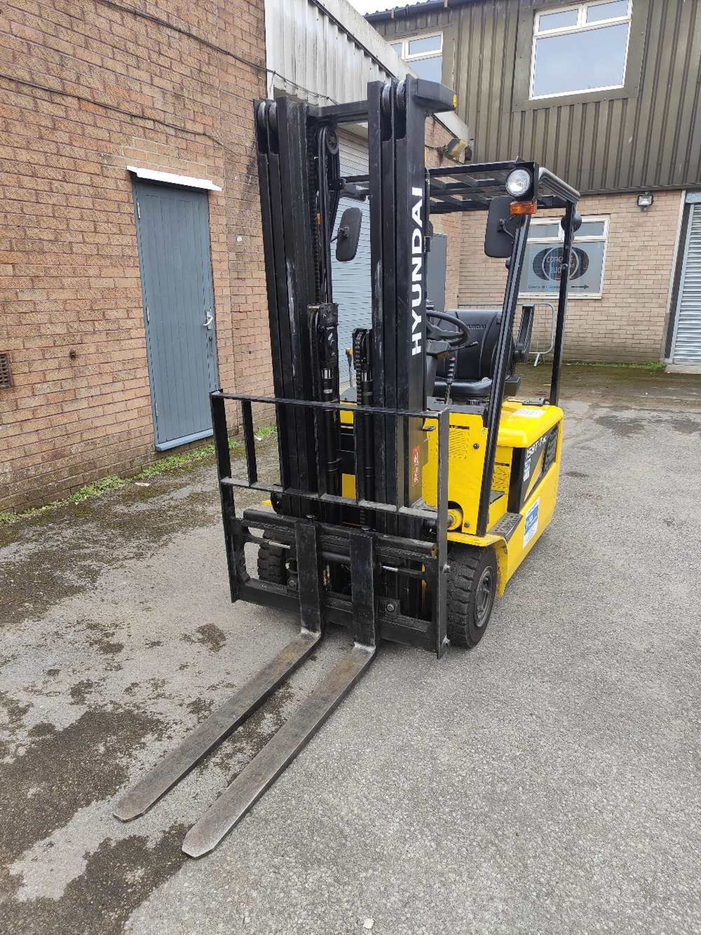Hyundai 15BT-7 Electric Forklift - Image 2 of 12