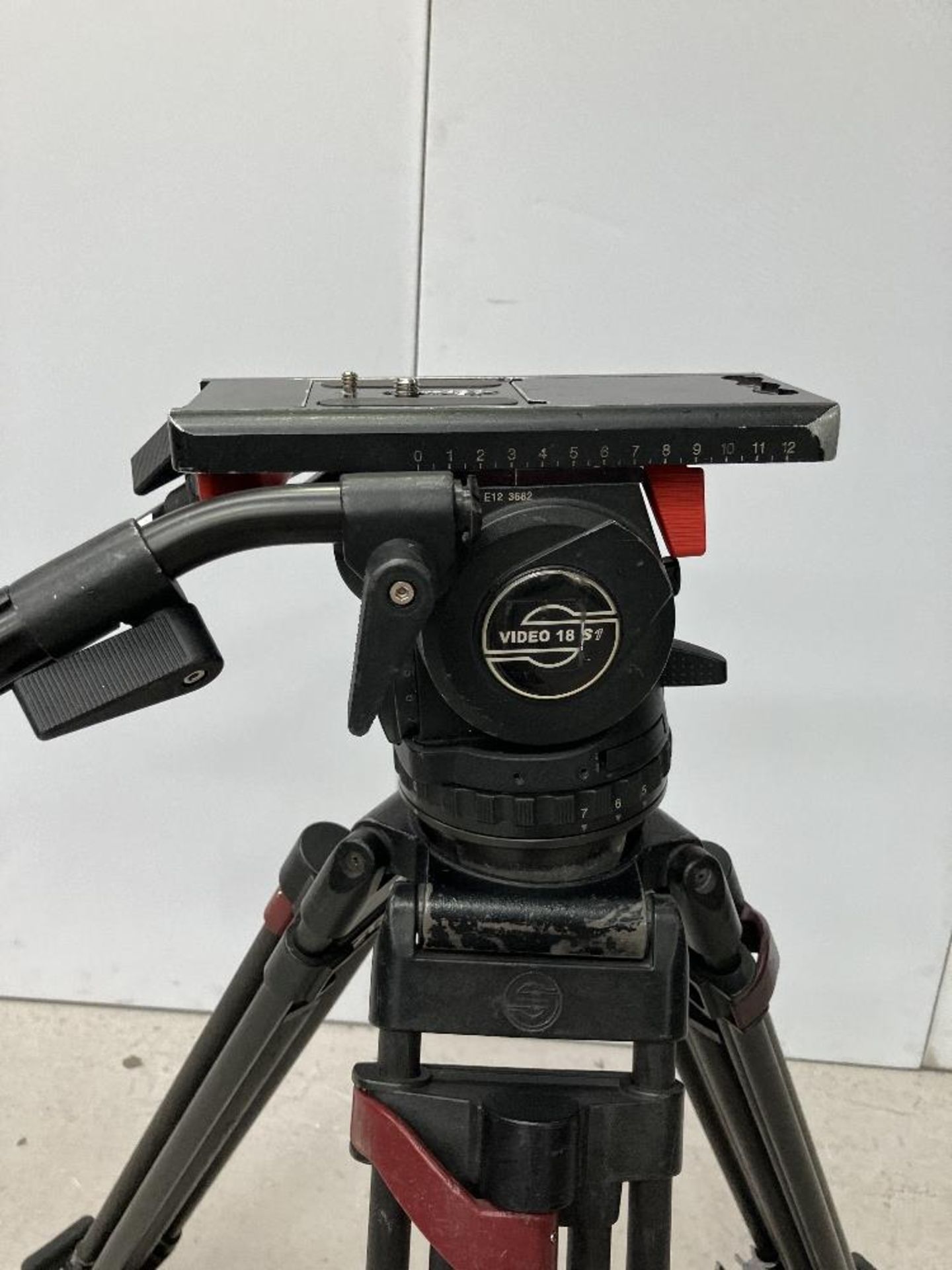 Sachtler 18S1 Fluid Tripod Head with Extendable Carbon Fibre Legs - Image 3 of 6