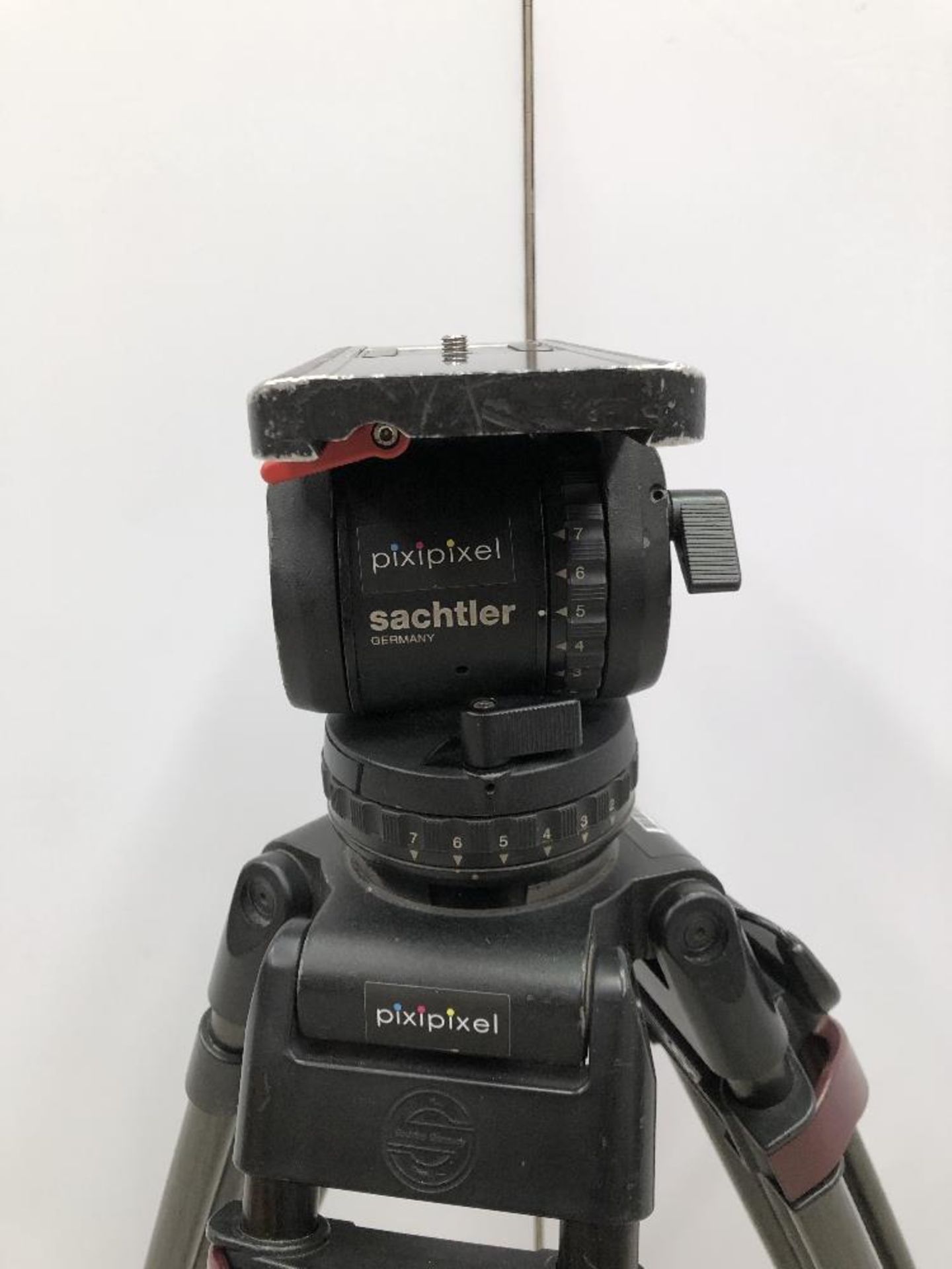 Sachtler V20 Carbon Fibre Medium Camera Tripod With Fluid Head And Sachtler Carry Bag - Image 5 of 6