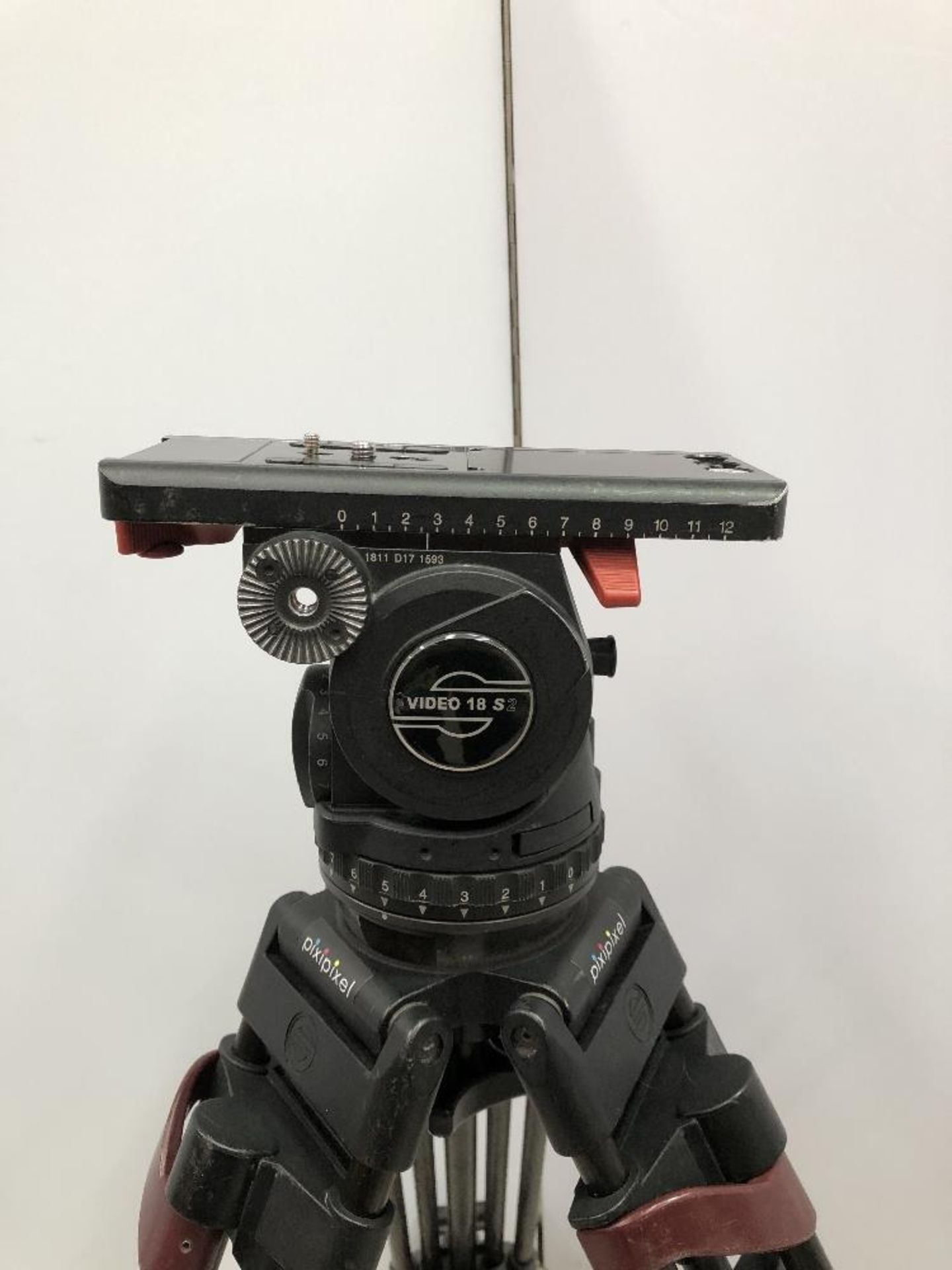 Sachtler V18 S1 Carbon Fibre Medium Camera Tripod With Fluid Head And Sachtler Carry Bag - Image 4 of 6