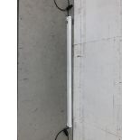 (1) 16 Amp in & out 1200mm LED Fluorescent Fitting light