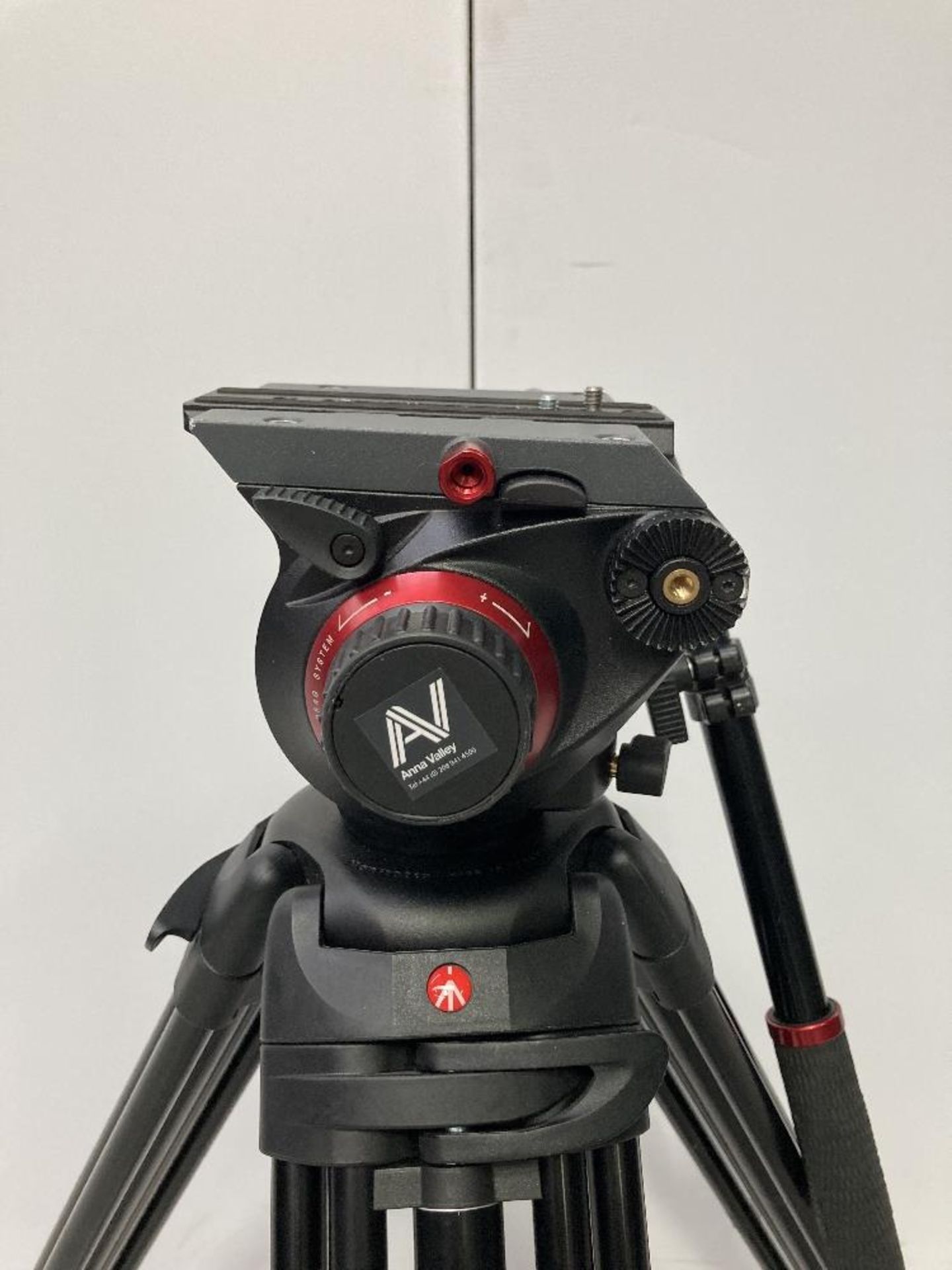 Manfrotto 504HD Tripod Head and 546B Tripod with Carbon Fibre Legs with Manfrotto Carry Case - Image 3 of 5