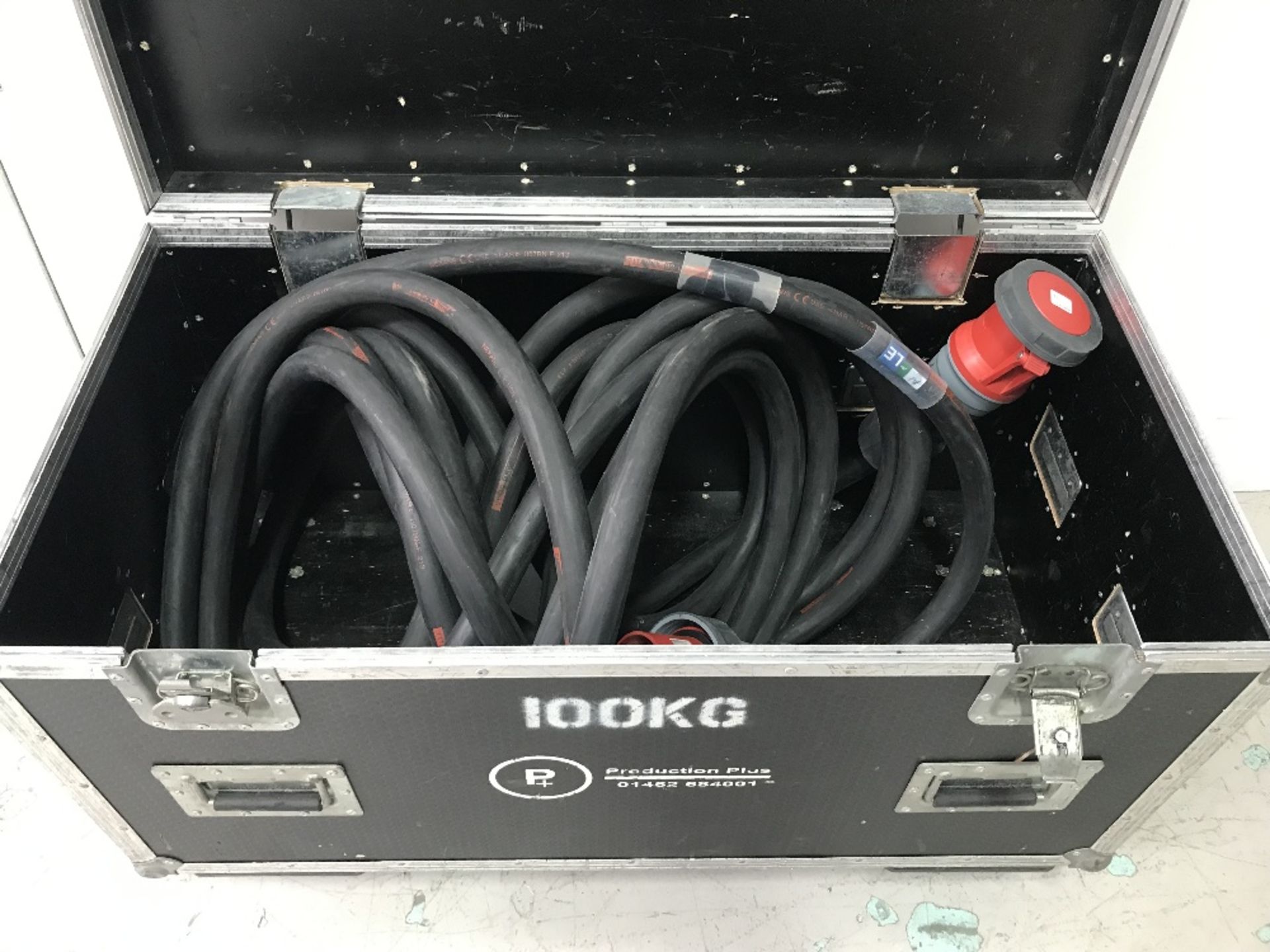 Euro Tour Grade 4ft Mobile Cable Trunk With Contents 20m 125/3ph Cable