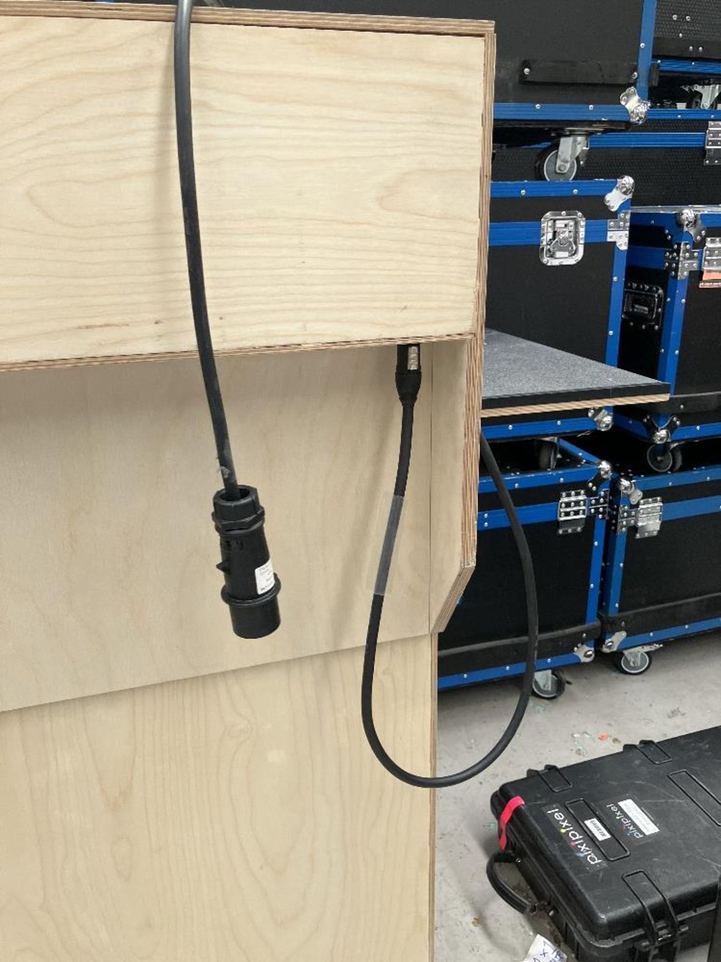 Mobile Workstation with Power Connection & In-Built Sockets - Image 3 of 4