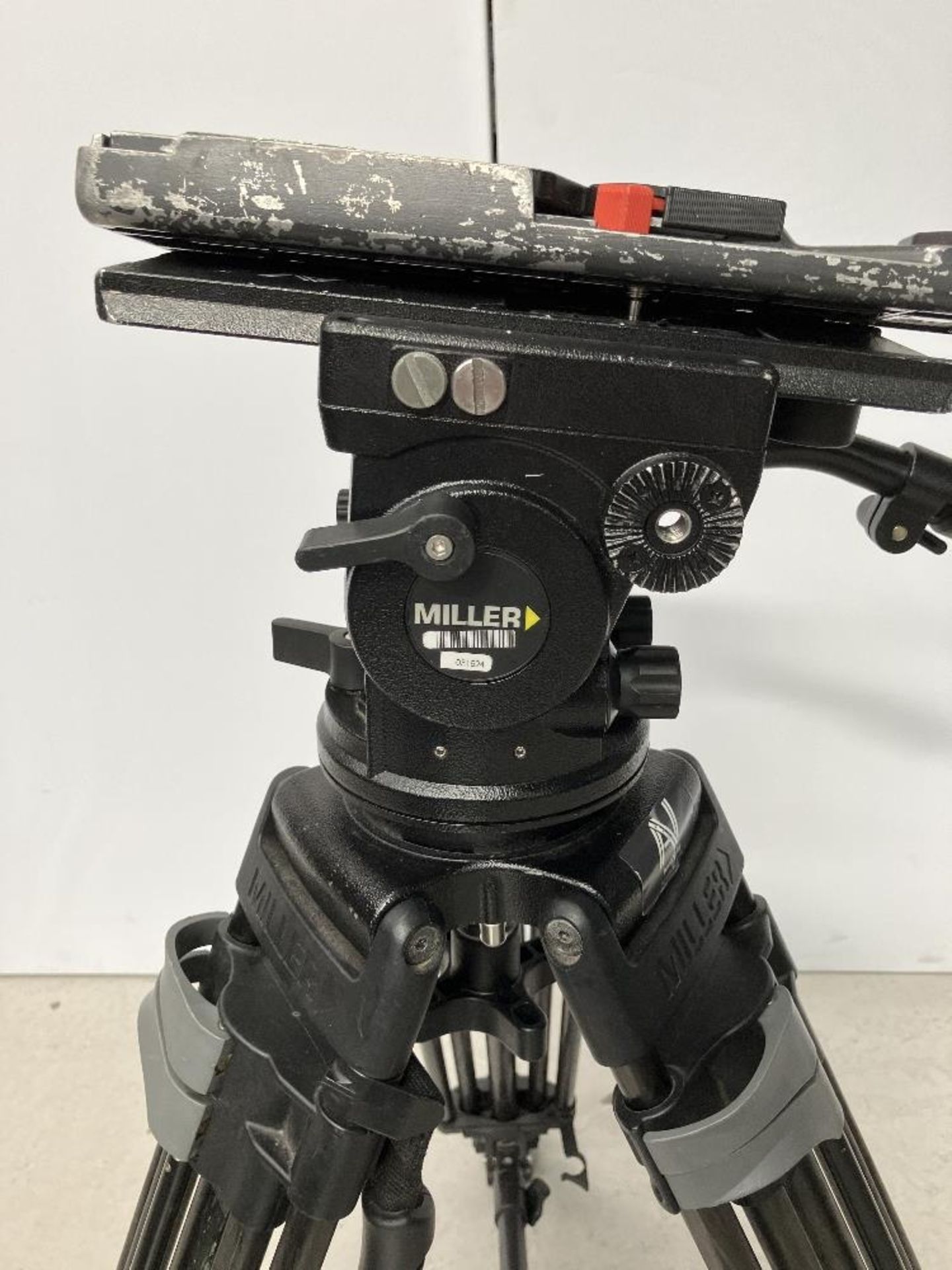 Miller Arrow 3X Tripod Head System with Extendable Carbon Fibre Legs - Image 3 of 5