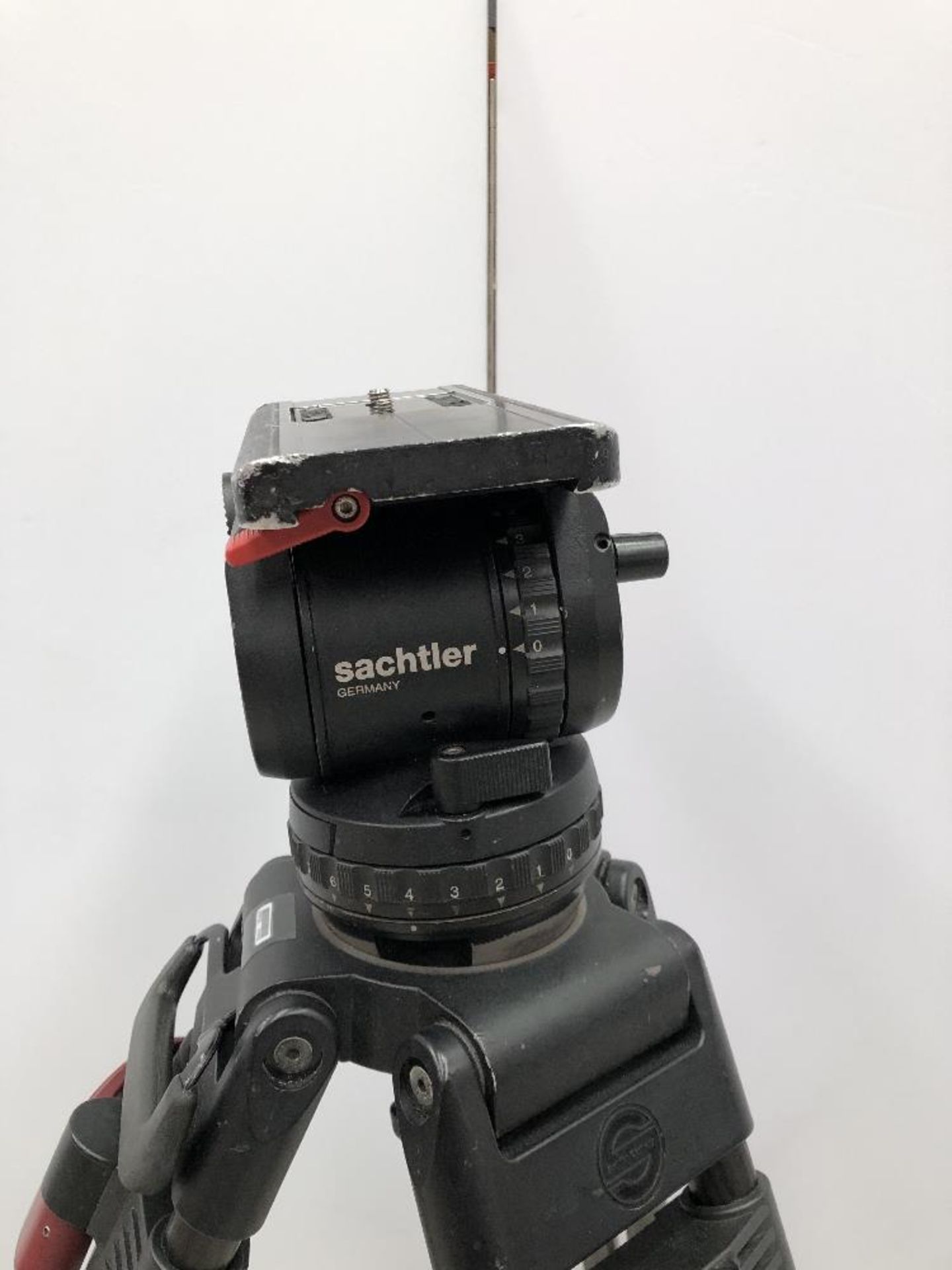 Sachtler V18 S1 Carbon Fibre Medium Camera Tripod With Fluid Head And Sachtler Carry Bag - Image 5 of 5
