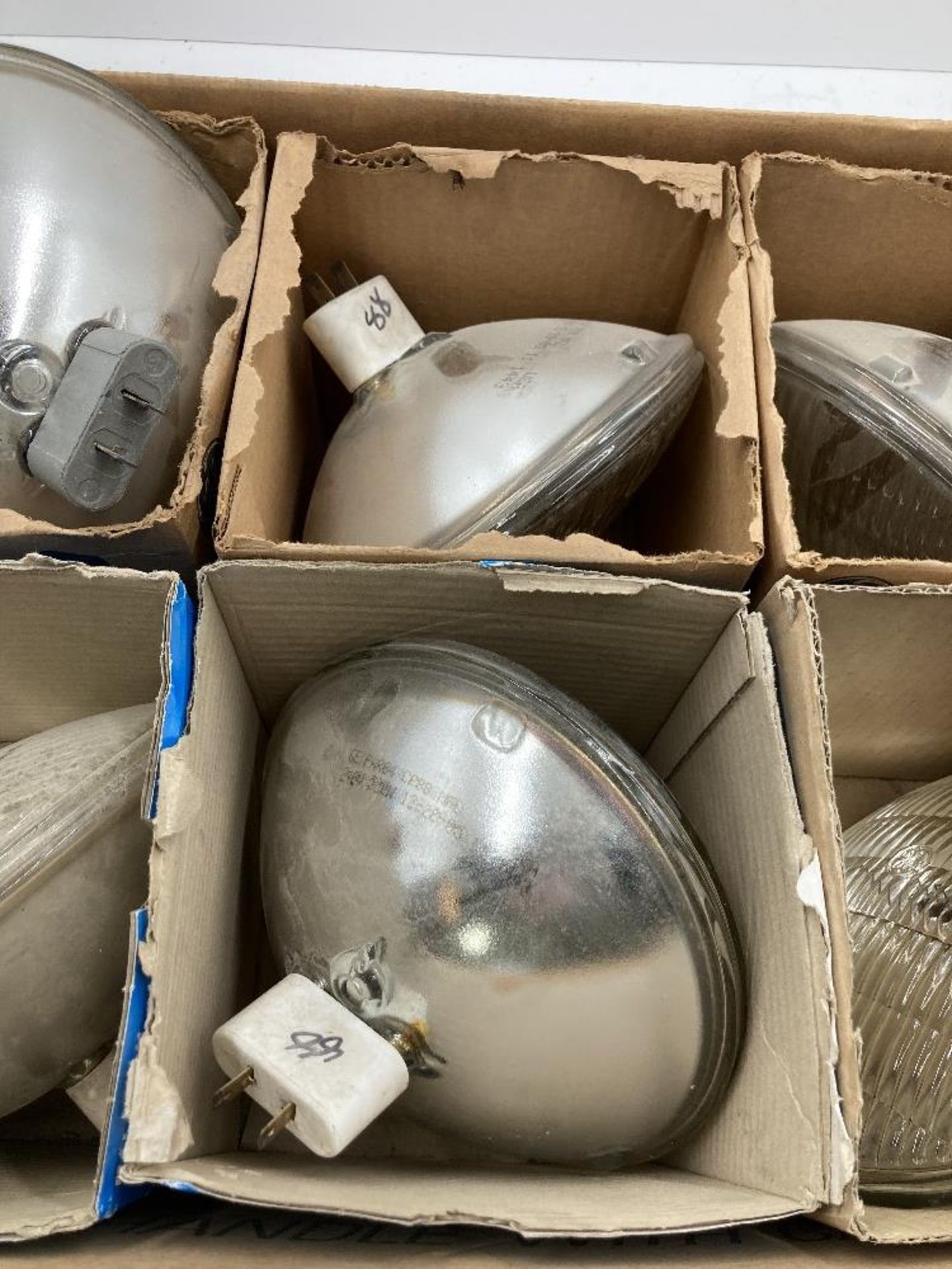 Large Quantity of Various Lamps and Bulbs - Image 15 of 47