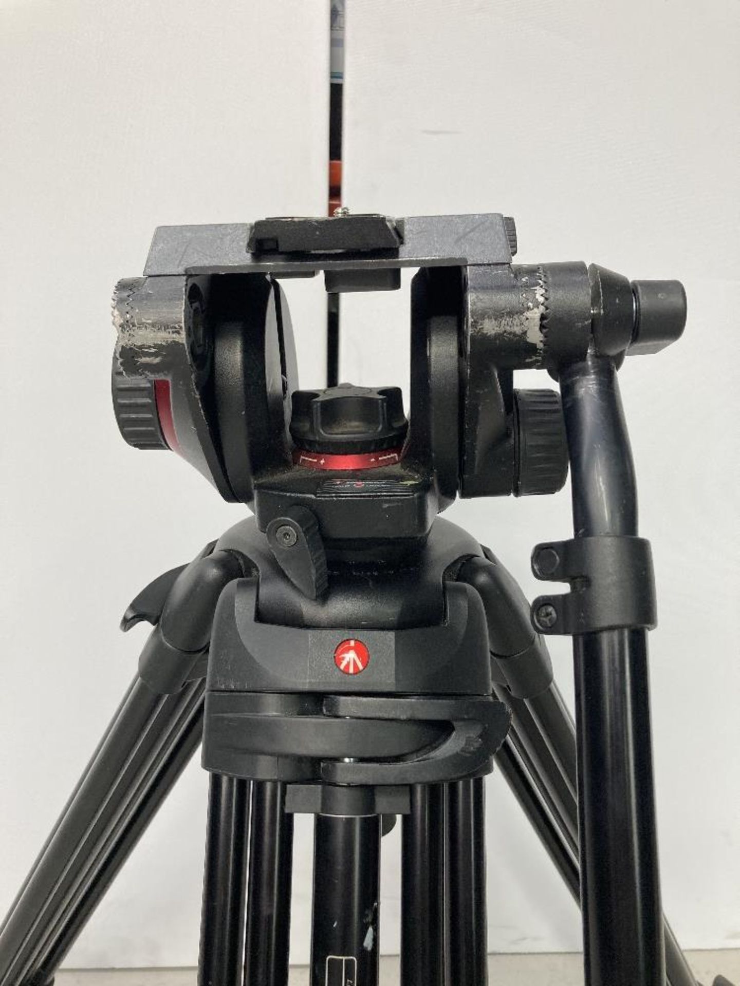 Manfrotto 504HD Tripod Head and 546B Tripod with Carbon Fibre Legs with Manfrotto Carry Case - Image 2 of 7