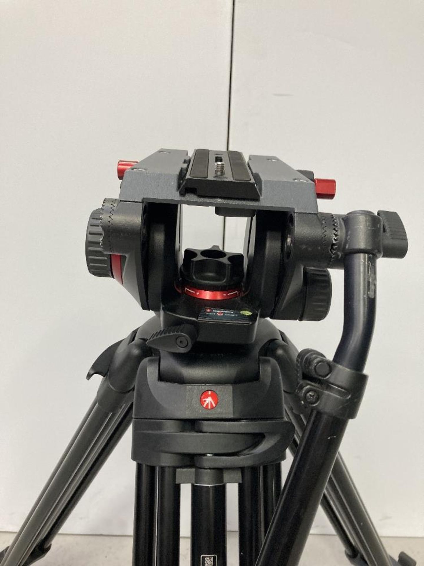 Manfrotto 504HD Tripod Head and 546B Tripod with Carbon Fibre Legs with Manfrotto Carry Case - Image 2 of 5