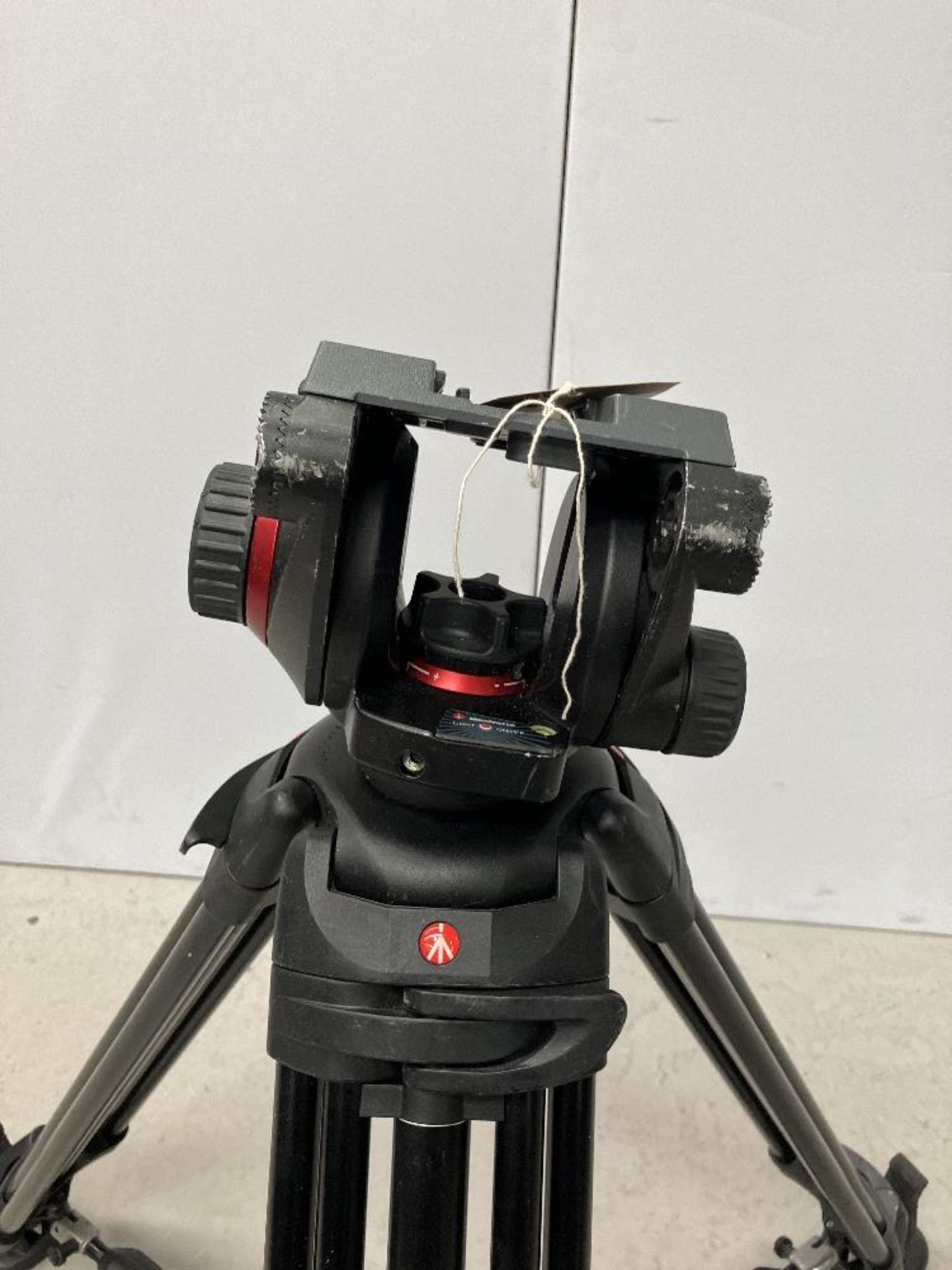 Manfrotto 504HD Tripod Head and 546B Tripod with Carbon Fibre Legs - Image 2 of 4