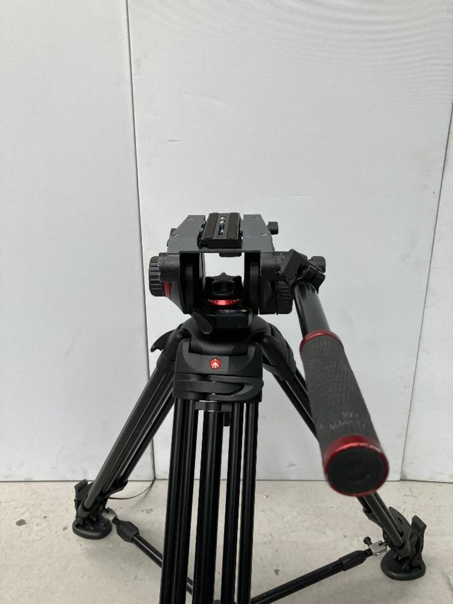 Manfrotto 504HD Tripod Head and 546B Tripod with Carbon Fibre Legs with Protective Tube - Image 2 of 6