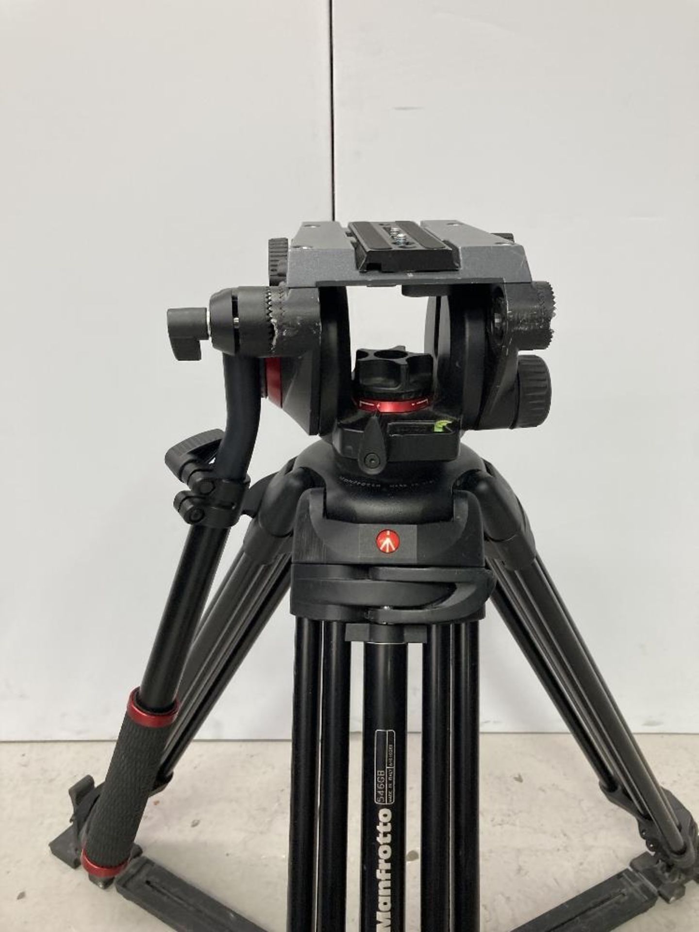 Manfrotto 504HD Tripod Head and 546GB Tripod with Carbon Fibre Legs - Image 2 of 7