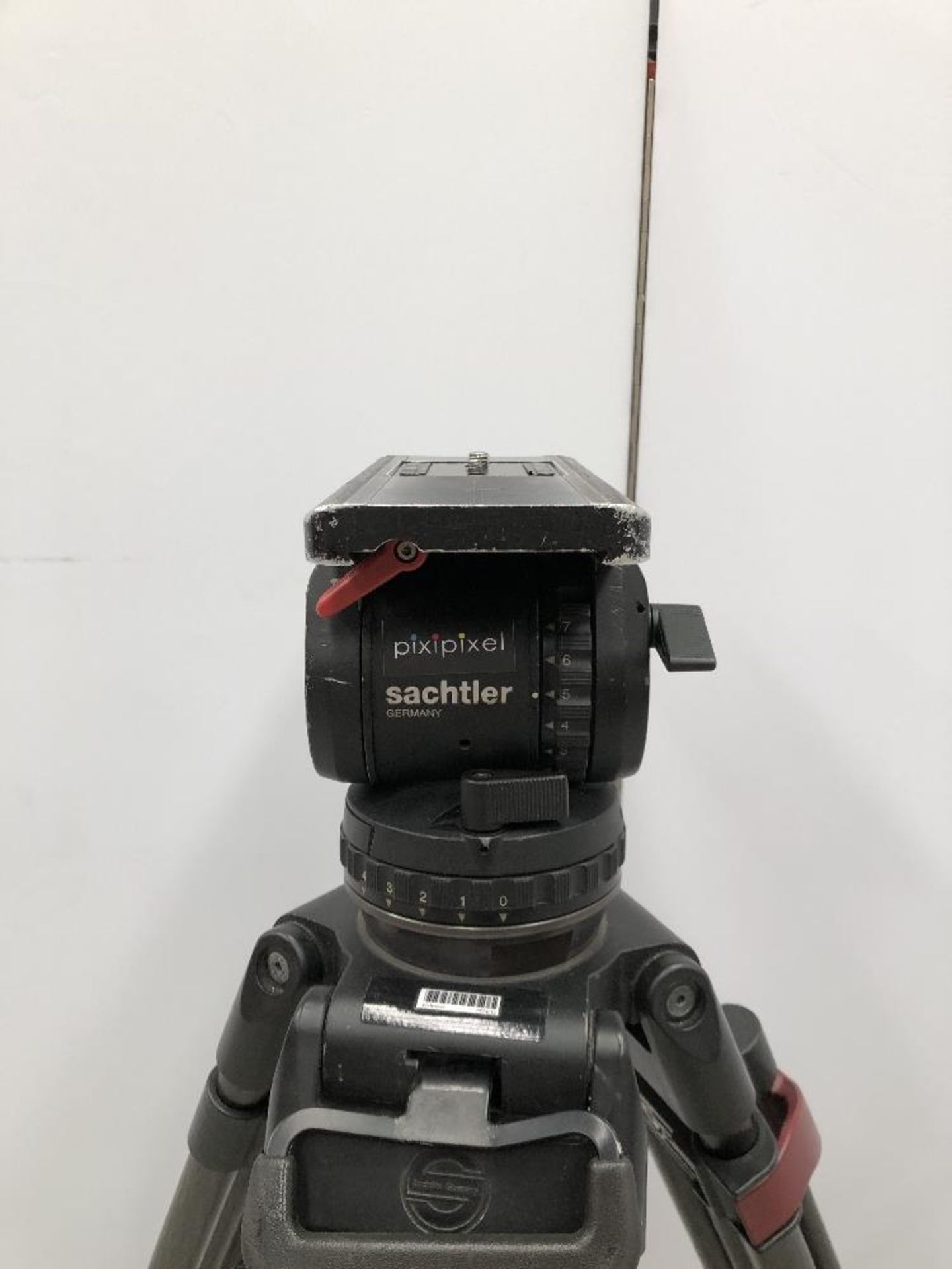 Sachtler V20 Carbon Fibre Medium Camera Tripod With Fluid Head And Sachtler Carry Bag - Image 5 of 6