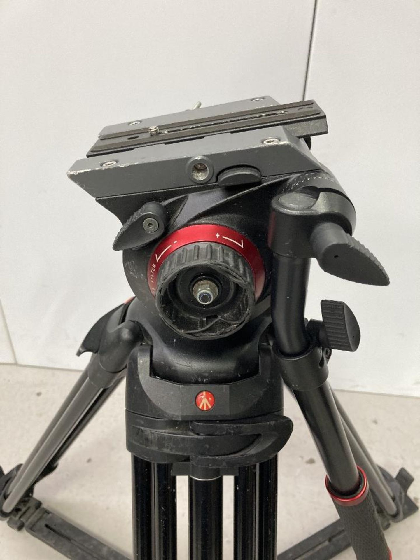 Manfrotto 504HD Tripod Head and 546GB Tripod with Carbon Fibre Legs with Manfrotto Carry Case - Image 3 of 6