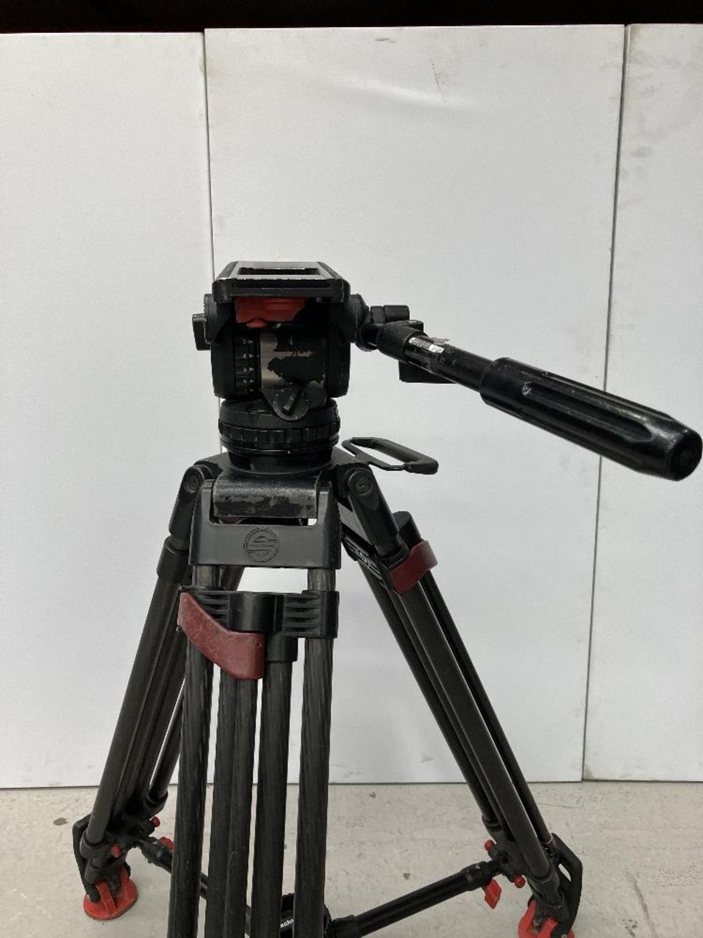 Sachtler 20SB Fluid Tripod Head with Extendable Carbon Fibre Legs - Image 2 of 6