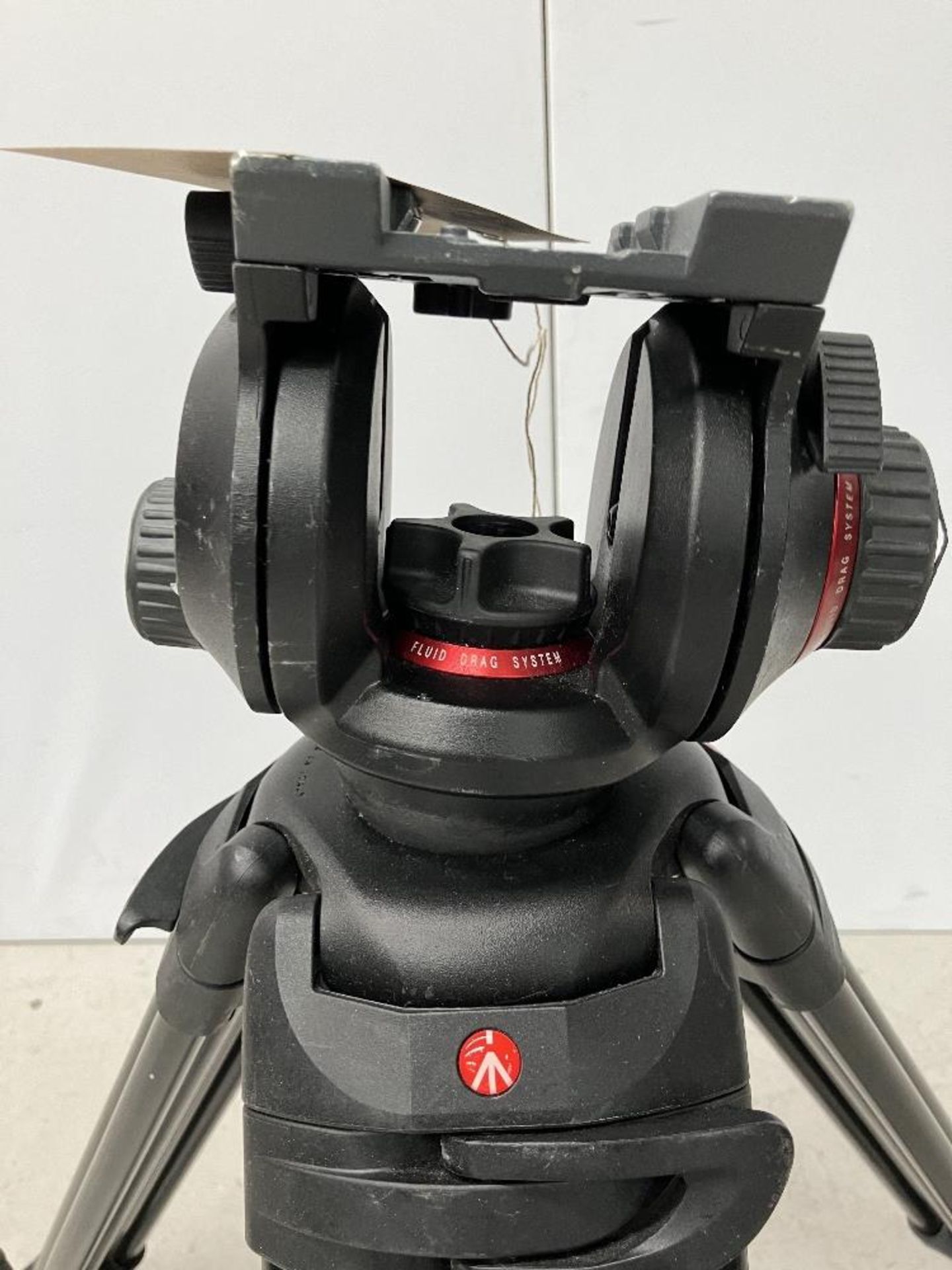 Manfrotto 504HD Tripod Head and 546B Tripod with Carbon Fibre Legs - Image 4 of 4