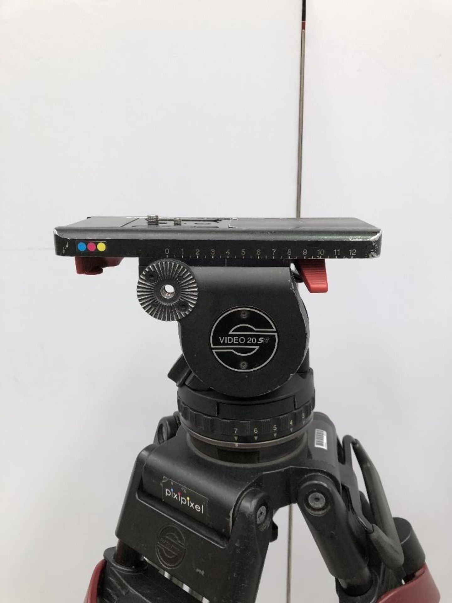 Sachtler V20 Carbon Fibre Medium Camera Tripod With Fluid Head And Sachtler Carry Bag - Image 4 of 6