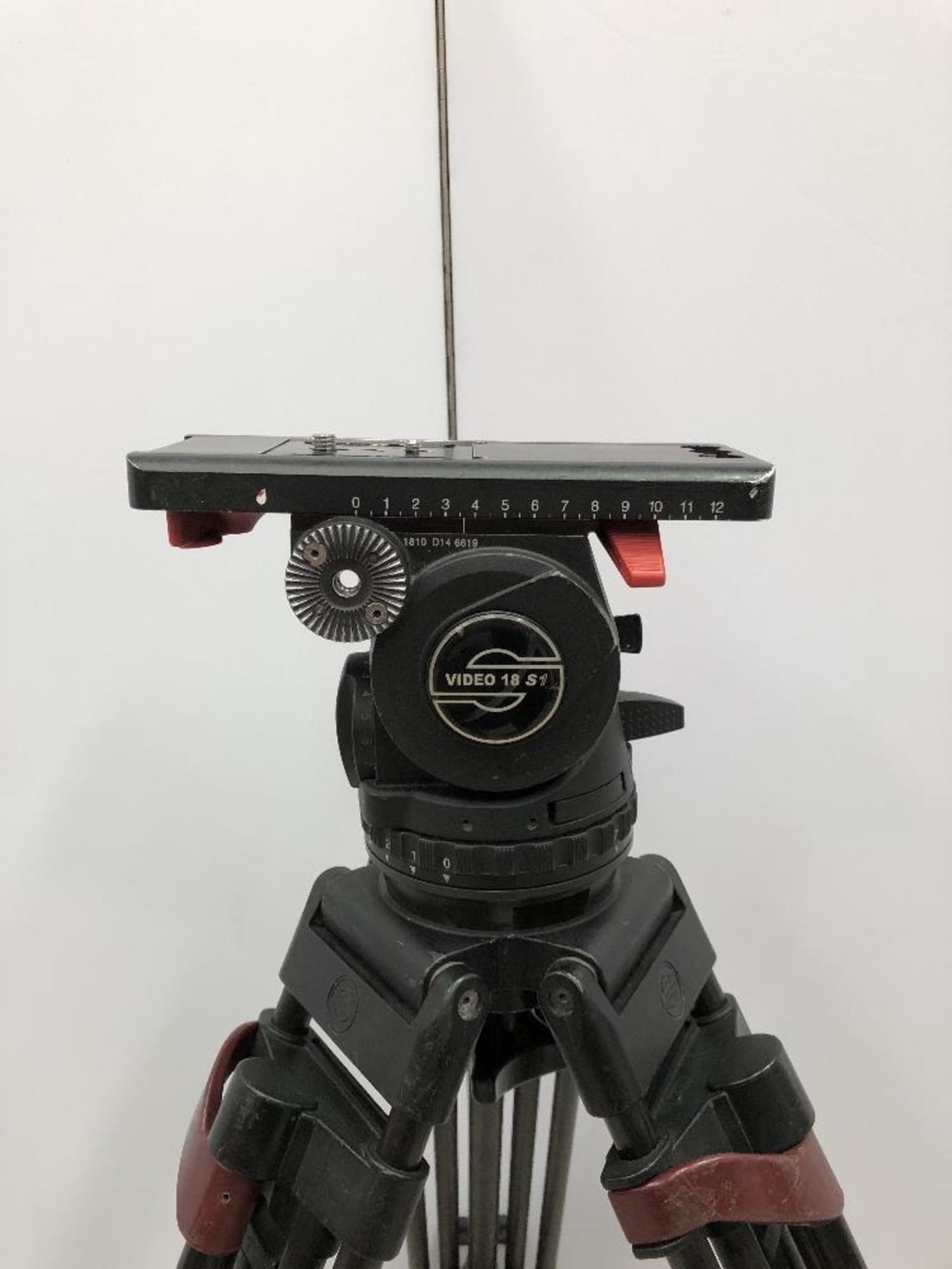 Sachtler V18 S1 Carbon Fibre Medium Camera Tripod With Fluid Head And Sachtler Carry Bag - Image 2 of 6