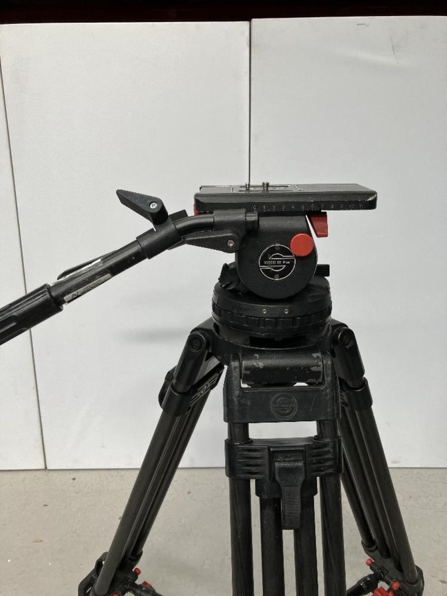 Sachtler 25 Plus Fluid Tripod Head with Extendable Carbon Fibre Legs - Image 3 of 6