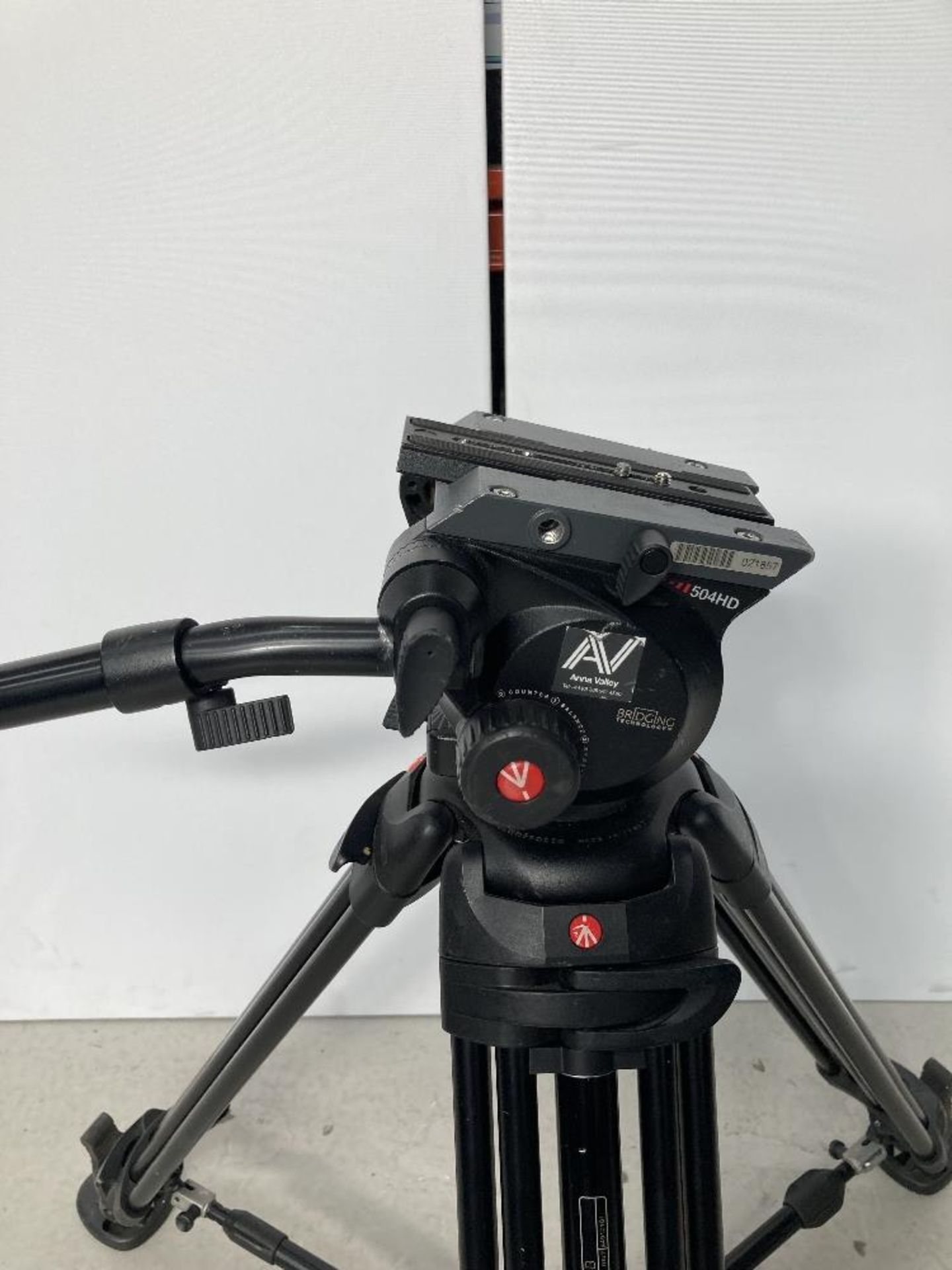Manfrotto 504HD Tripod Head and 546B Tripod with Carbon Fibre Legs with Manfrotto Carry Case - Image 5 of 6