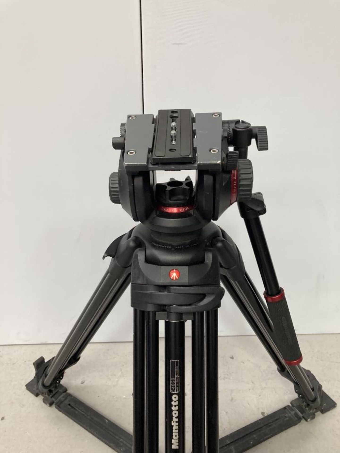 Manfrotto 504HD Tripod Head and 546GB Tripod with Carbon Fibre Legs - Image 4 of 7
