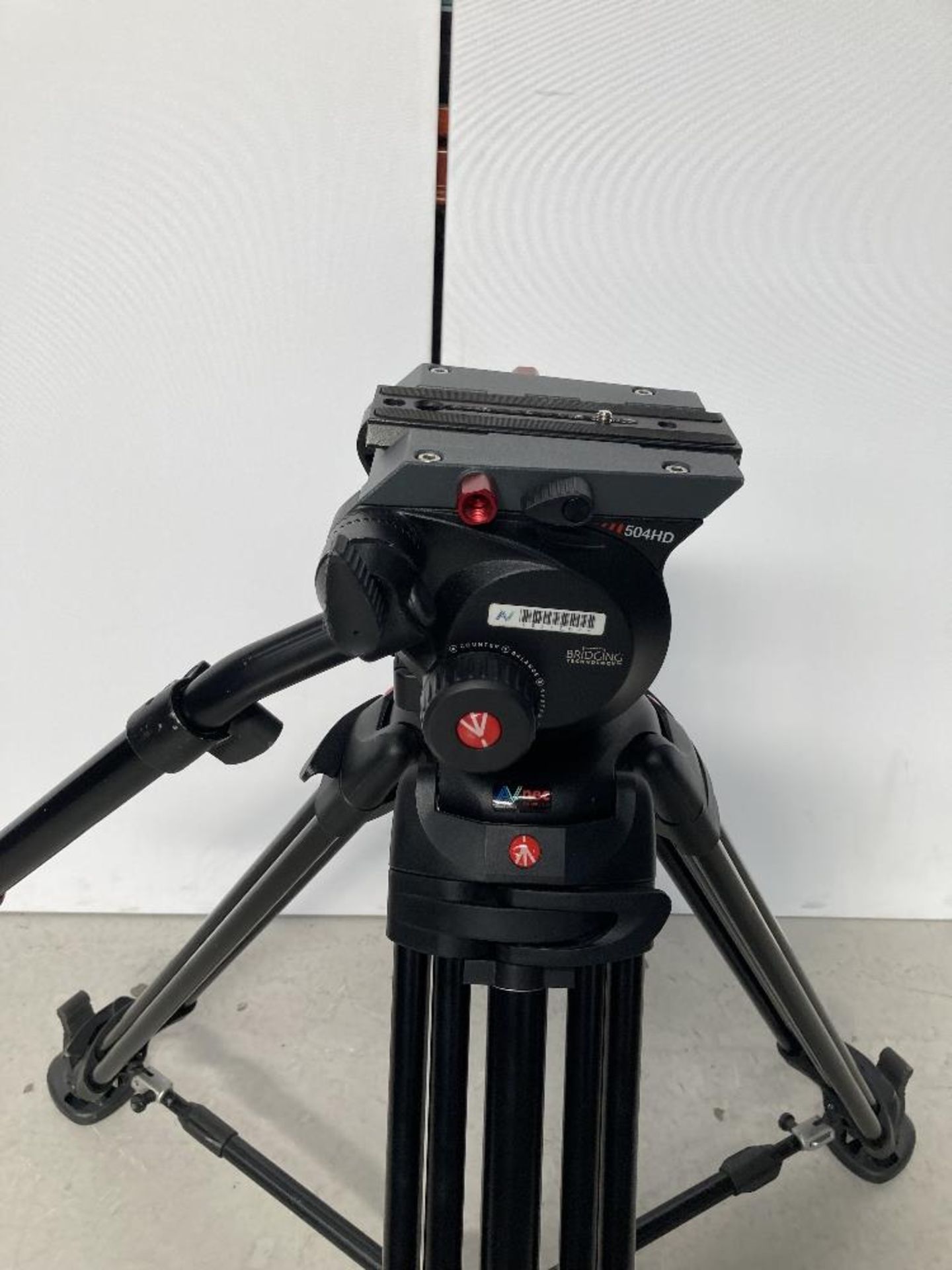 Manfrotto 504HD Tripod Head and 546B Tripod with Carbon Fibre Legs with Manfrotto Carry Case - Image 3 of 7