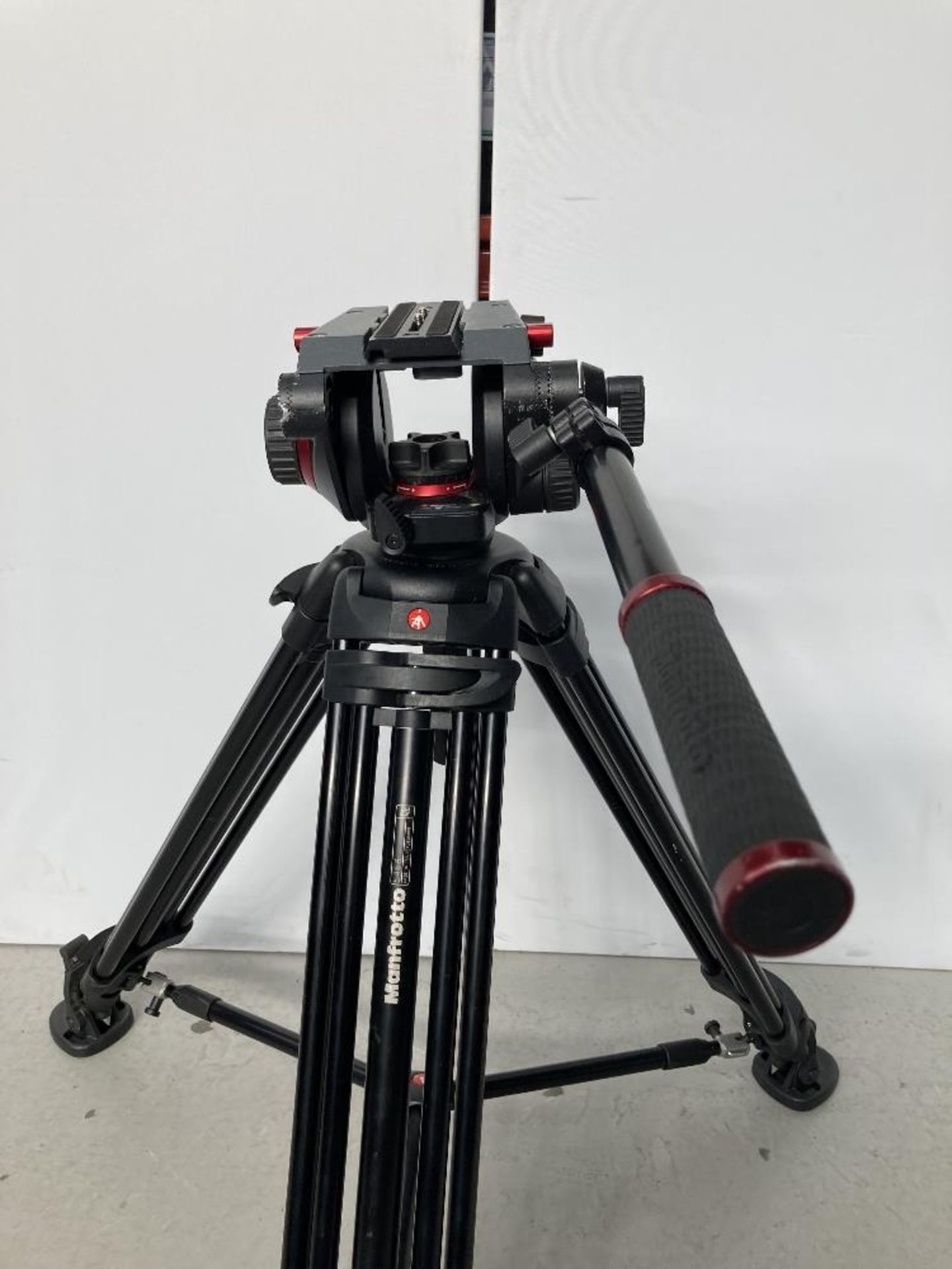 Manfrotto 504HD Tripod Head and 546B Tripod with Carbon Fibre Legs with Manfrotto Carry Case - Image 2 of 6