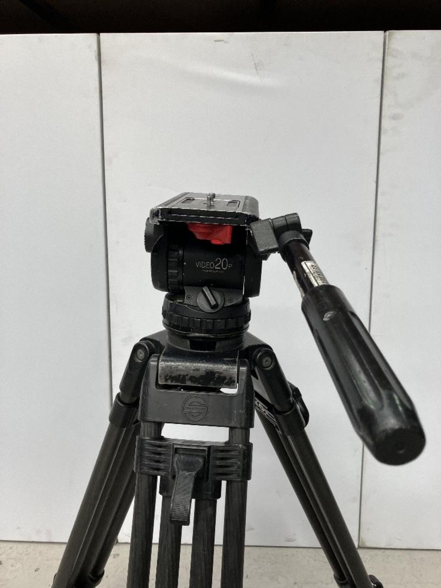 Sachtler 20P Fluid Tripod Head with Extendable Carbon Fibre Legs - Image 4 of 6