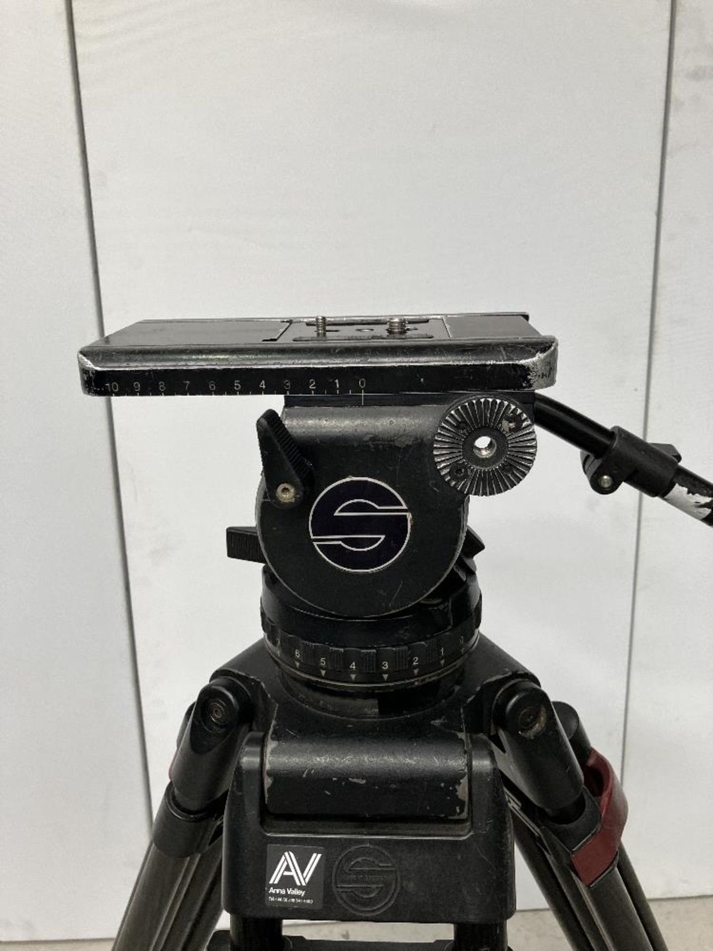 Sachtler 20P Fluid Tripod Head with Extendable Carbon Fibre Legs - Image 3 of 6