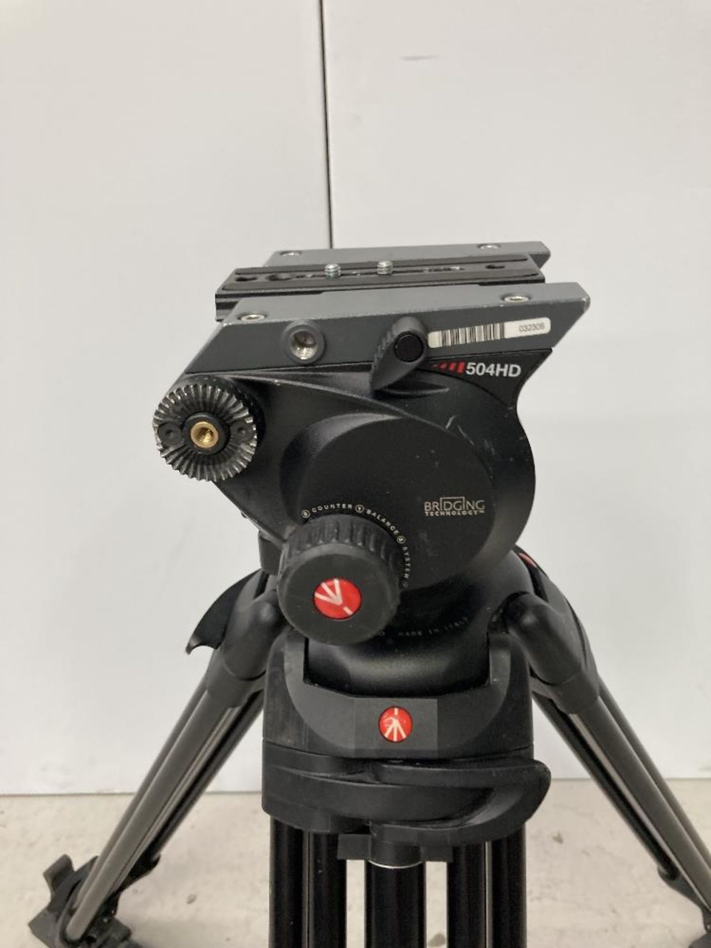 Manfrotto 504HD Tripod Head and 546GB Tripod with Carbon Fibre Legs - Image 3 of 7