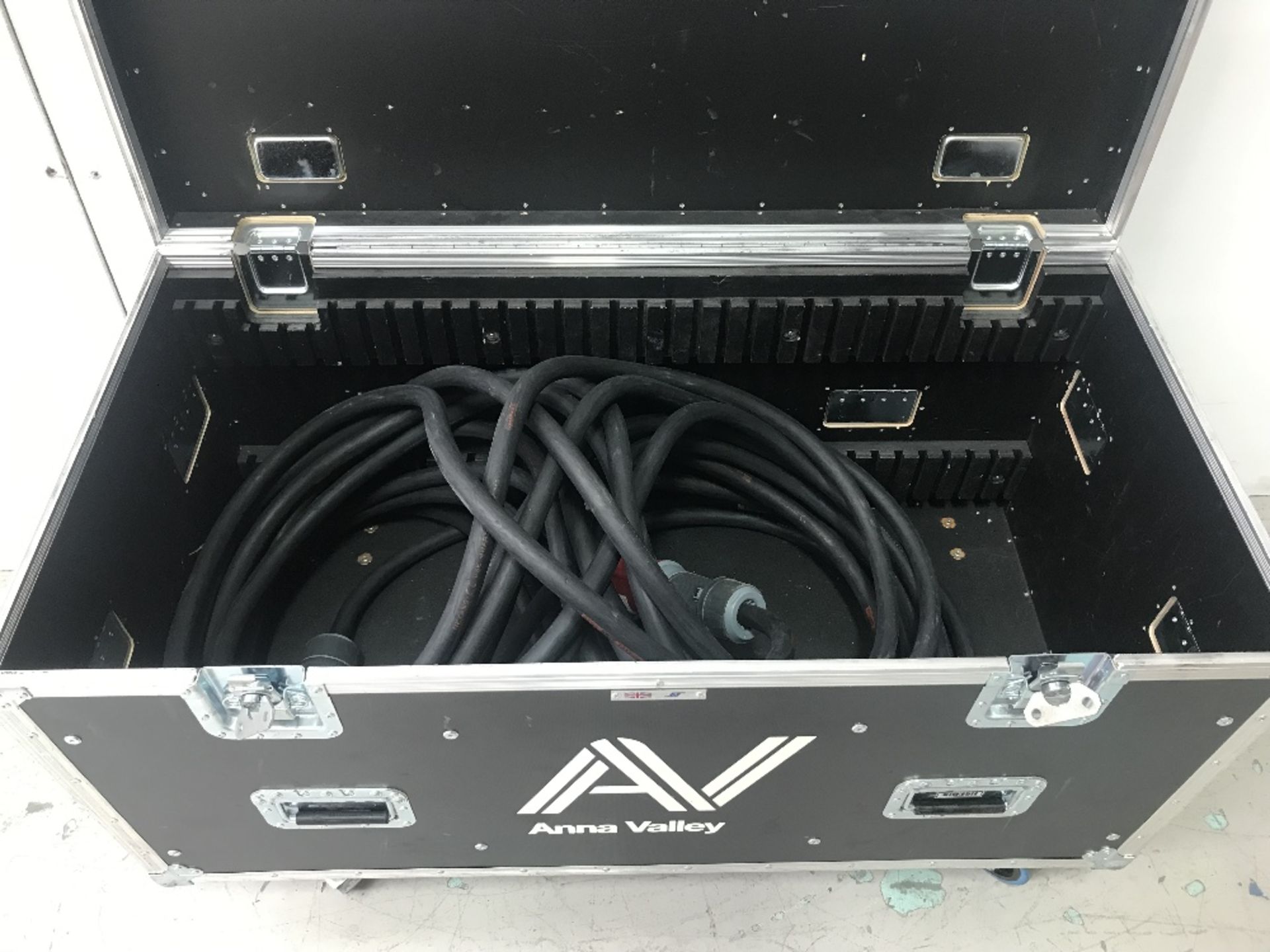 Euro Tour Grade 4ft Mobile Cable Trunk With Contents 30m 63/3ph Cable