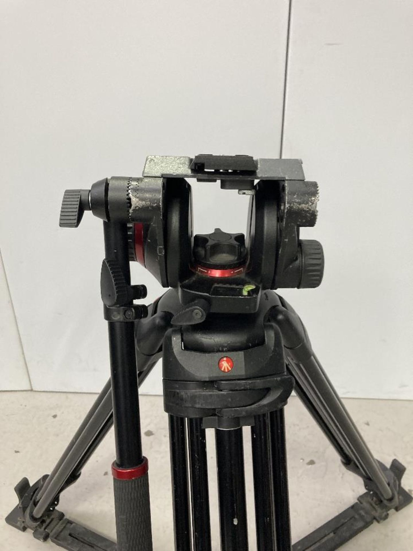 Manfrotto 504HD Tripod Head and 546GB Tripod with Carbon Fibre Legs with Manfrotto Carry Case - Image 2 of 6