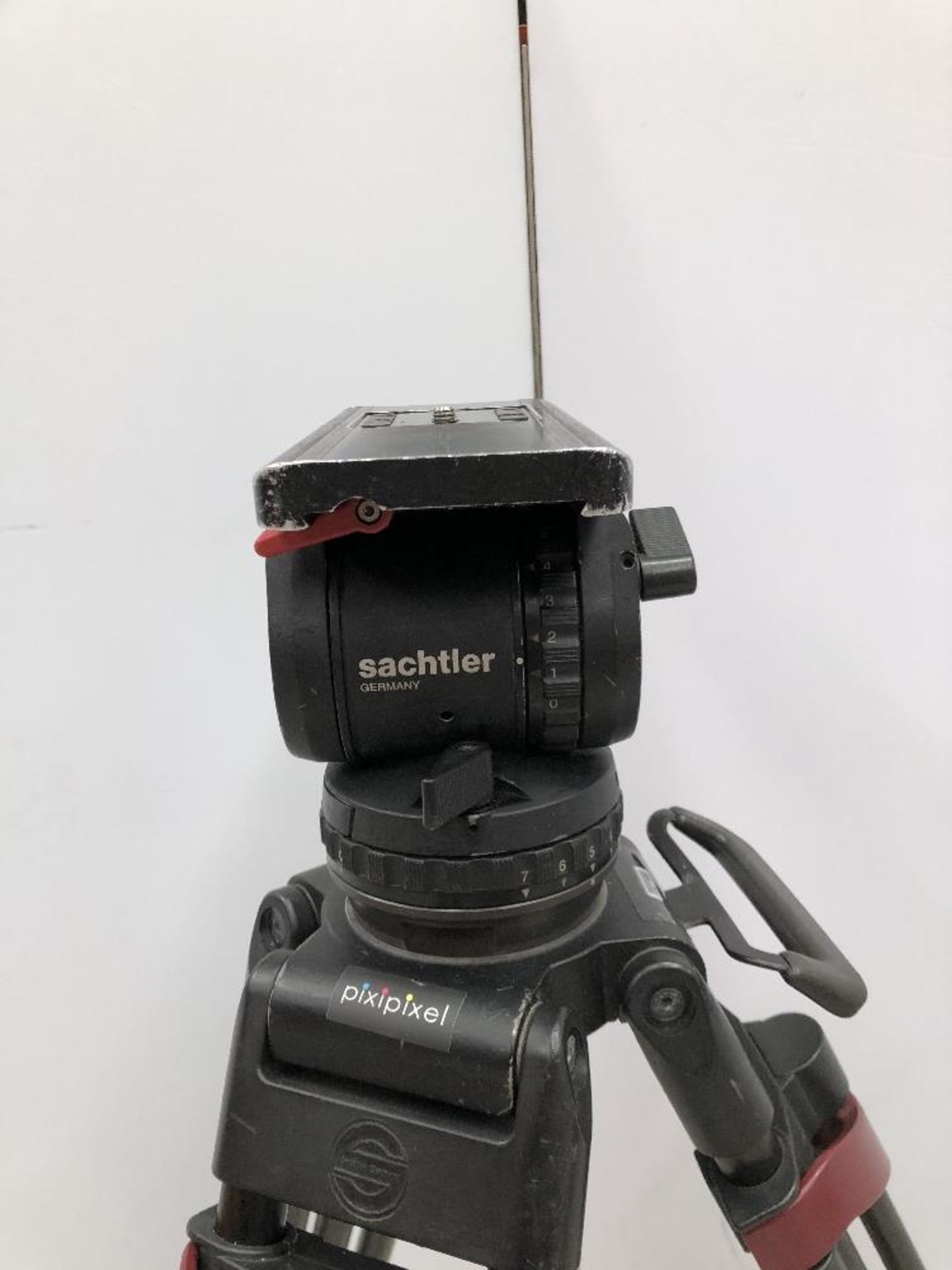 Sachtler V18 S1 Carbon Fibre Medium Camera Tripod With Fluid Head And Sachtler Carry Bag - Image 3 of 6