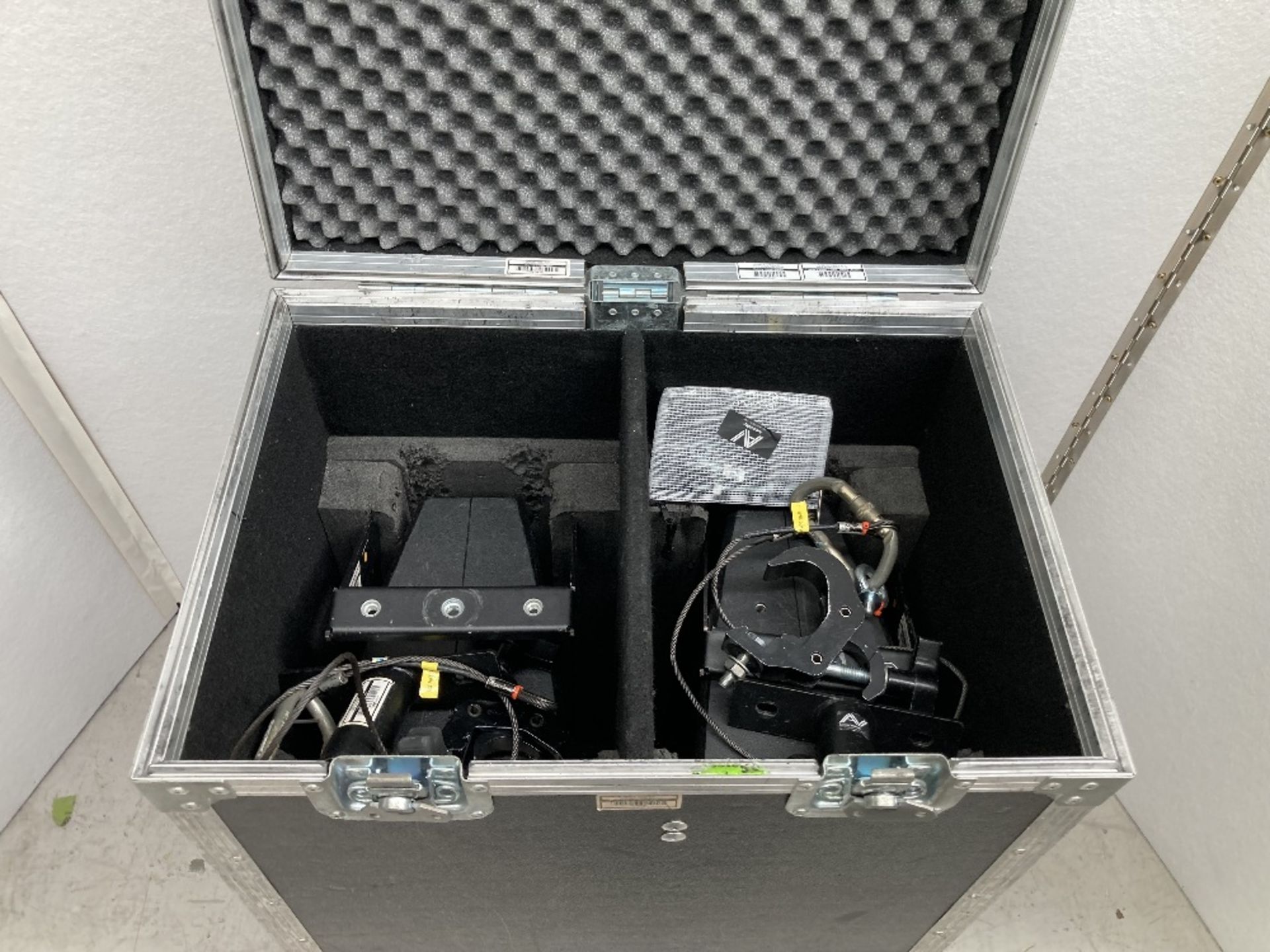 (2) d&b T10 Loudspeakers & Heavy Duty Mobile Flight Case - Image 7 of 8