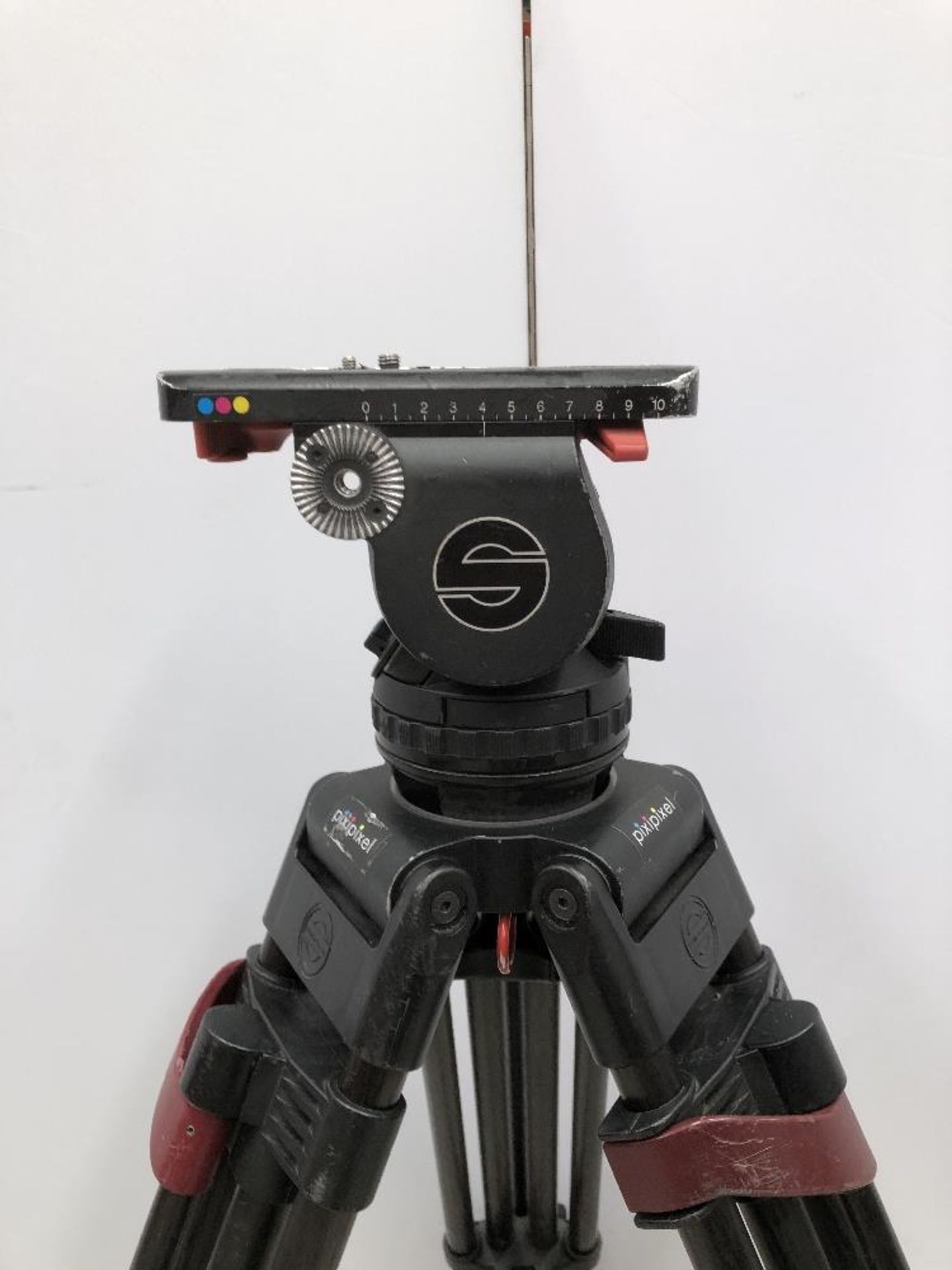 Sachtler V20 Carbon Fibre Medium Camera Tripod With Fluid Head And Sachtler Carry Bag - Image 2 of 6