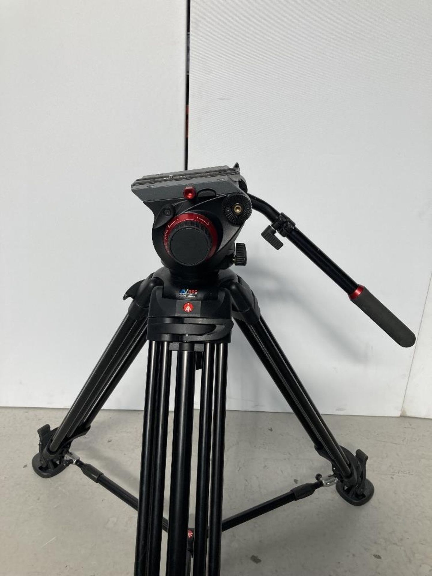 Manfrotto 504HD Tripod Head and 546B Tripod with Carbon Fibre Legs with Manfrotto Carry Case - Image 5 of 7