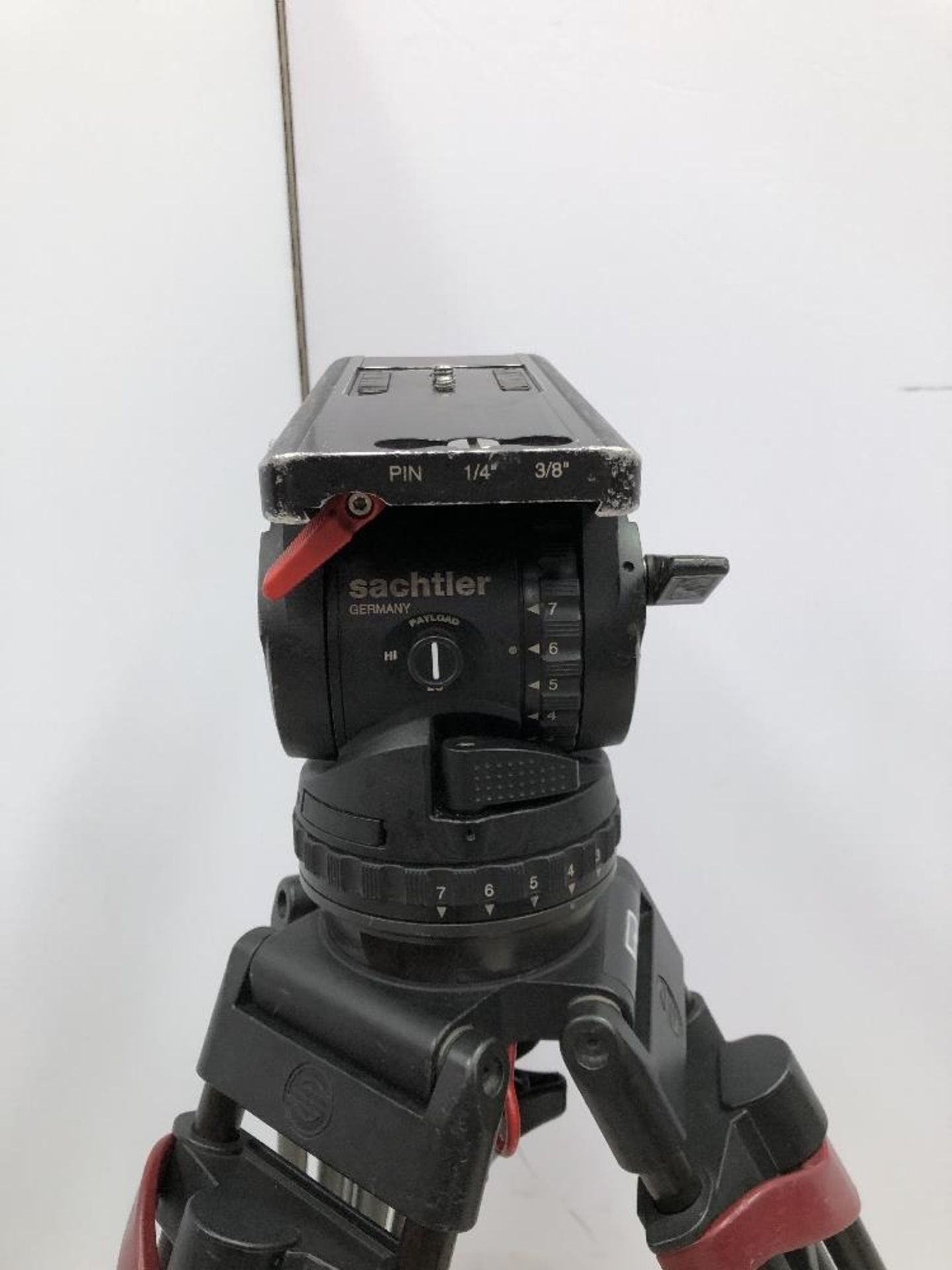 Sachtler V18 S1 Carbon Fibre Medium Camera Tripod With Fluid Head And Sachtler Carry Bag - Image 4 of 6