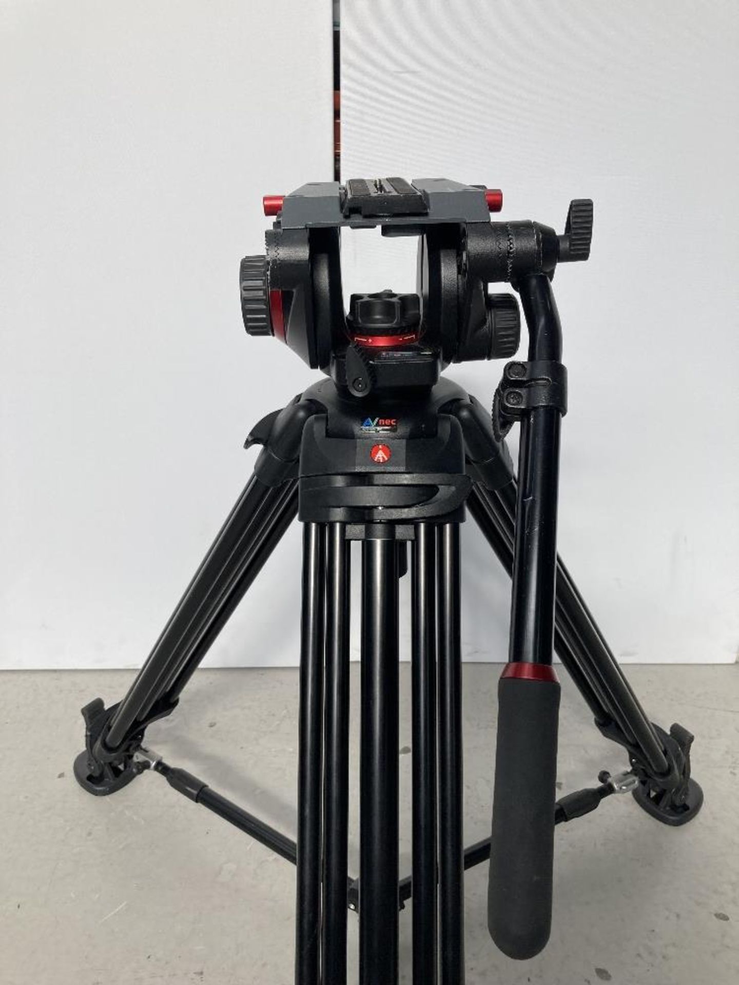 Manfrotto 504HD Tripod Head and 546B Tripod with Carbon Fibre Legs with Manfrotto Carry Case - Image 4 of 7