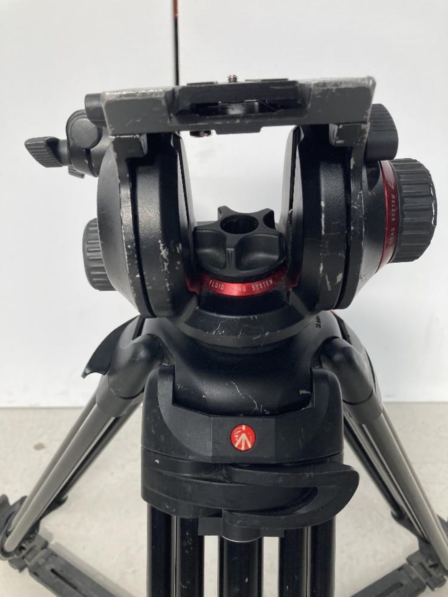 Manfrotto 504HD DV Tripod Head and 546GB Tripod with Carbon Fibre Legs with Manfrotto Carry Case - Image 2 of 5