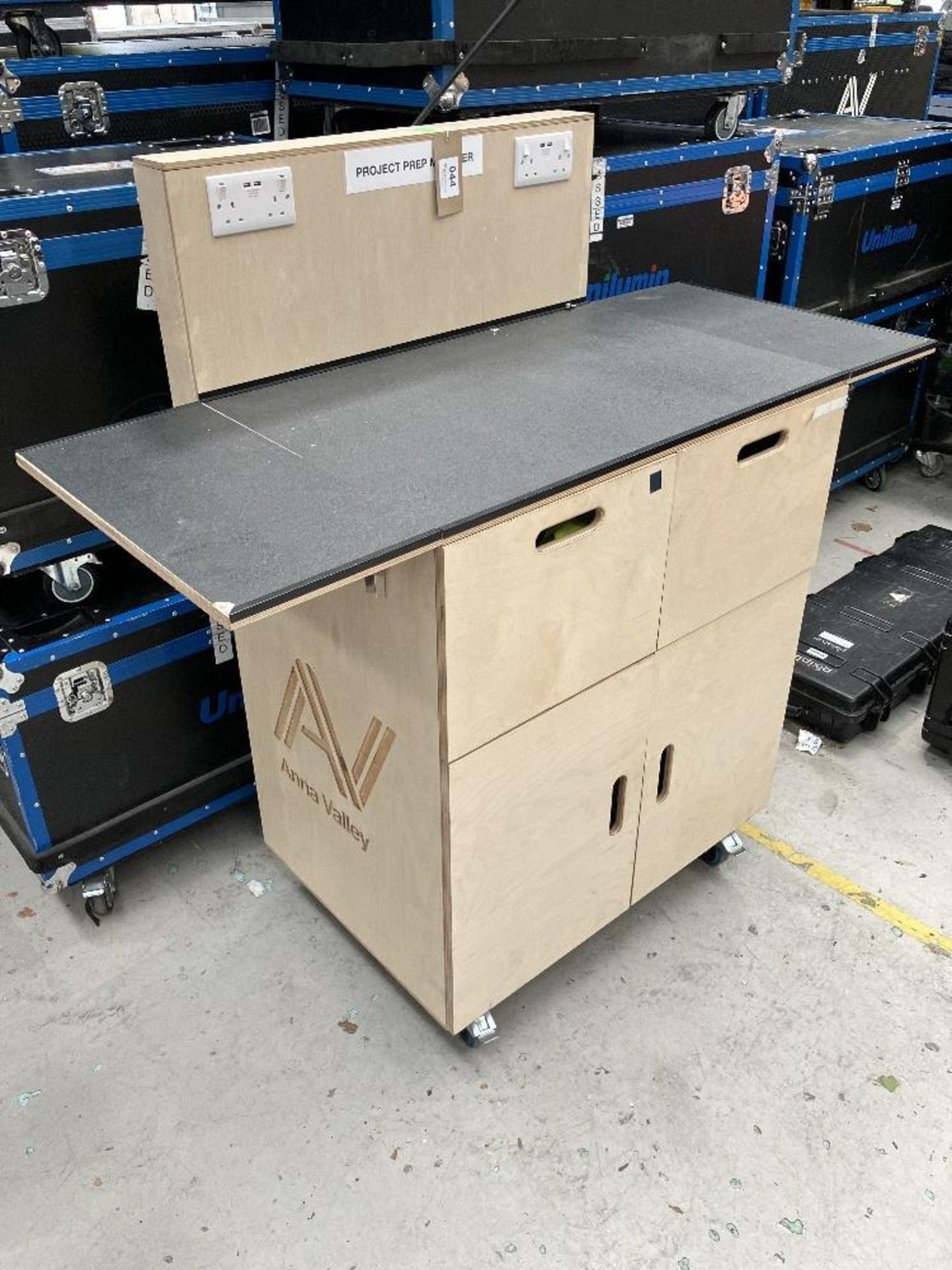 Mobile Workstation with Power Connection & In-Built Sockets